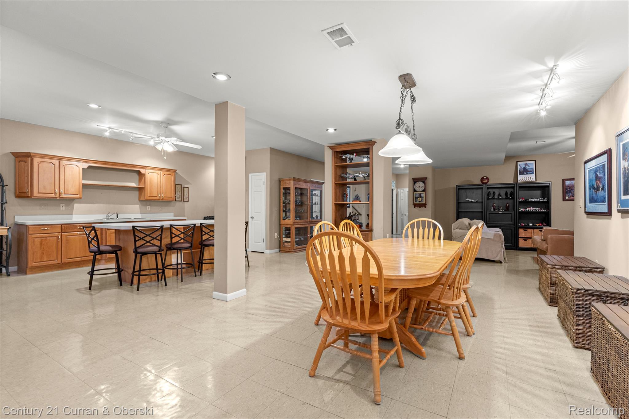 Shelby Charter Township, Michigan, 48316, United States, 2 Bedrooms Bedrooms, ,4 BathroomsBathrooms,Residential,For Sale,1977088