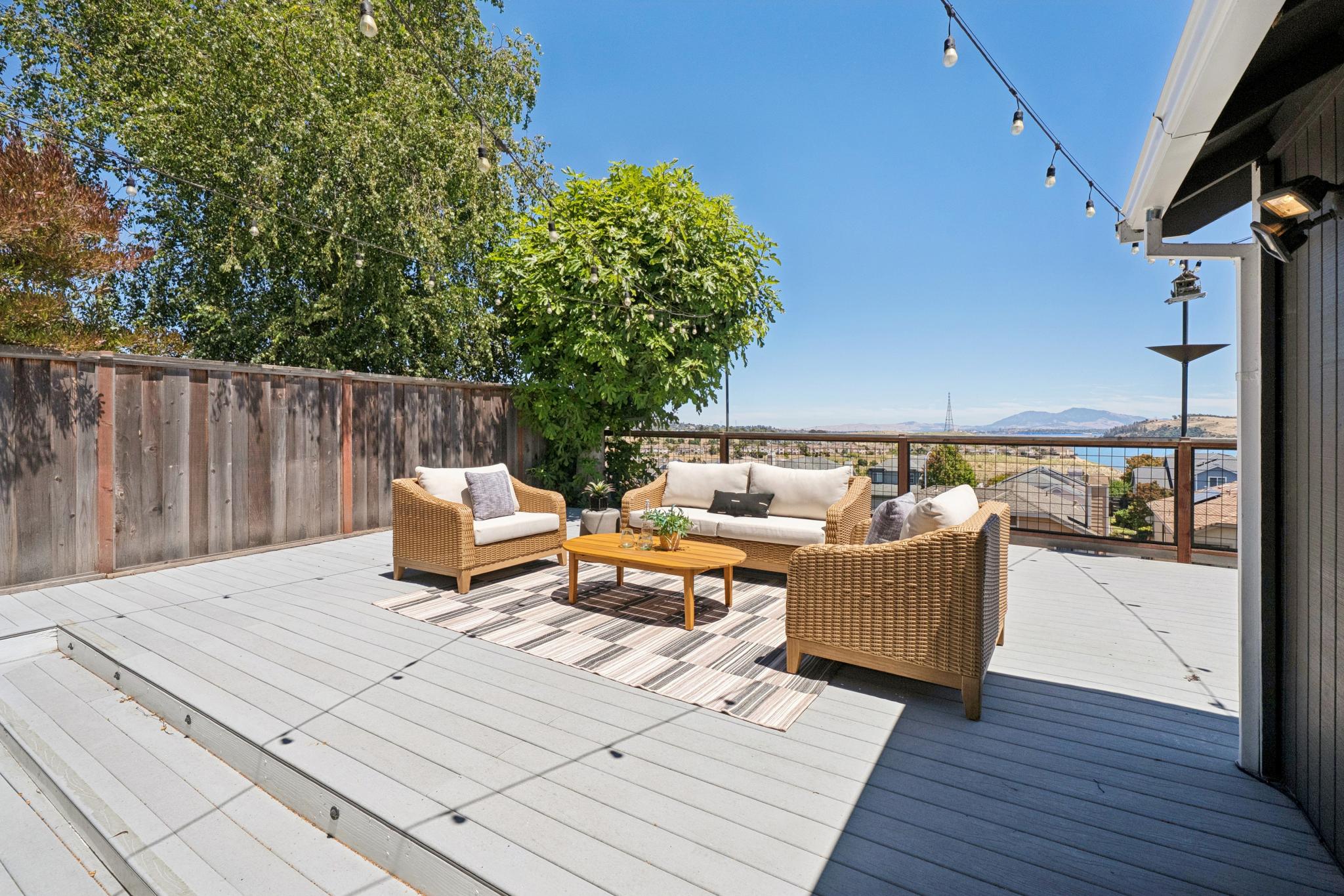  Beautifully Updated Home with Stunning Water Views - 物件實景