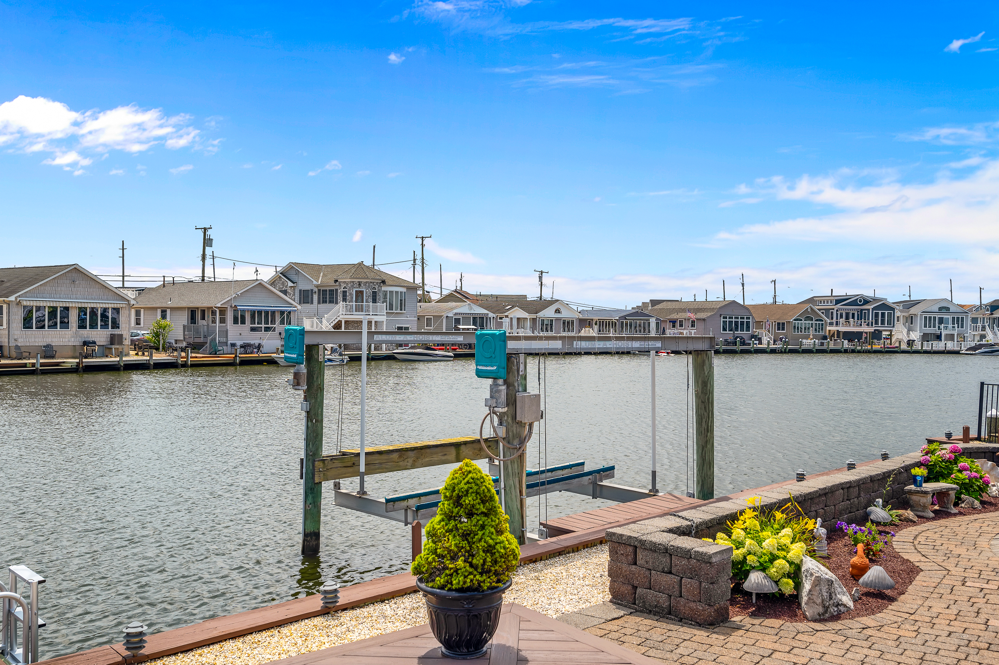  Spacious Waterfront Ranch With In-Ground Pool - 物件實景