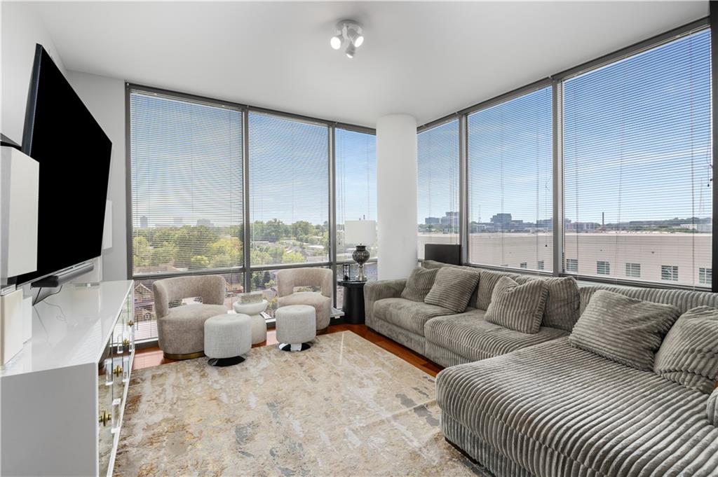 Atlanta, Georgia, 30363, United States, 2 Bedrooms Bedrooms, ,3 BathroomsBathrooms,Residential,For Sale,1949376