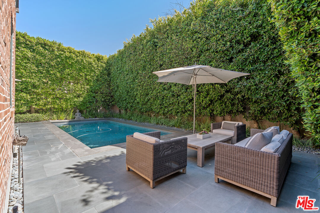 Los Angeles, California, 90020, United States, 5 Bedrooms Bedrooms, ,5 BathroomsBathrooms,Residential,For Sale,1939583
