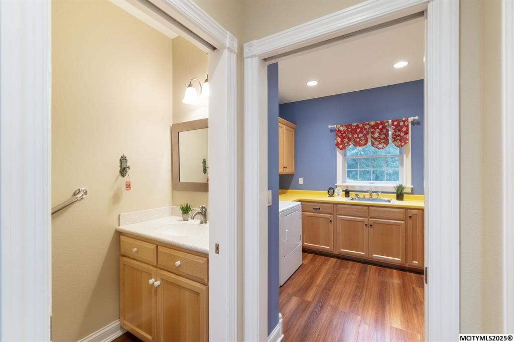 Mason City, Iowa, 50401, United States, 5 Bedrooms Bedrooms, ,4 BathroomsBathrooms,Residential,For Sale,1973709