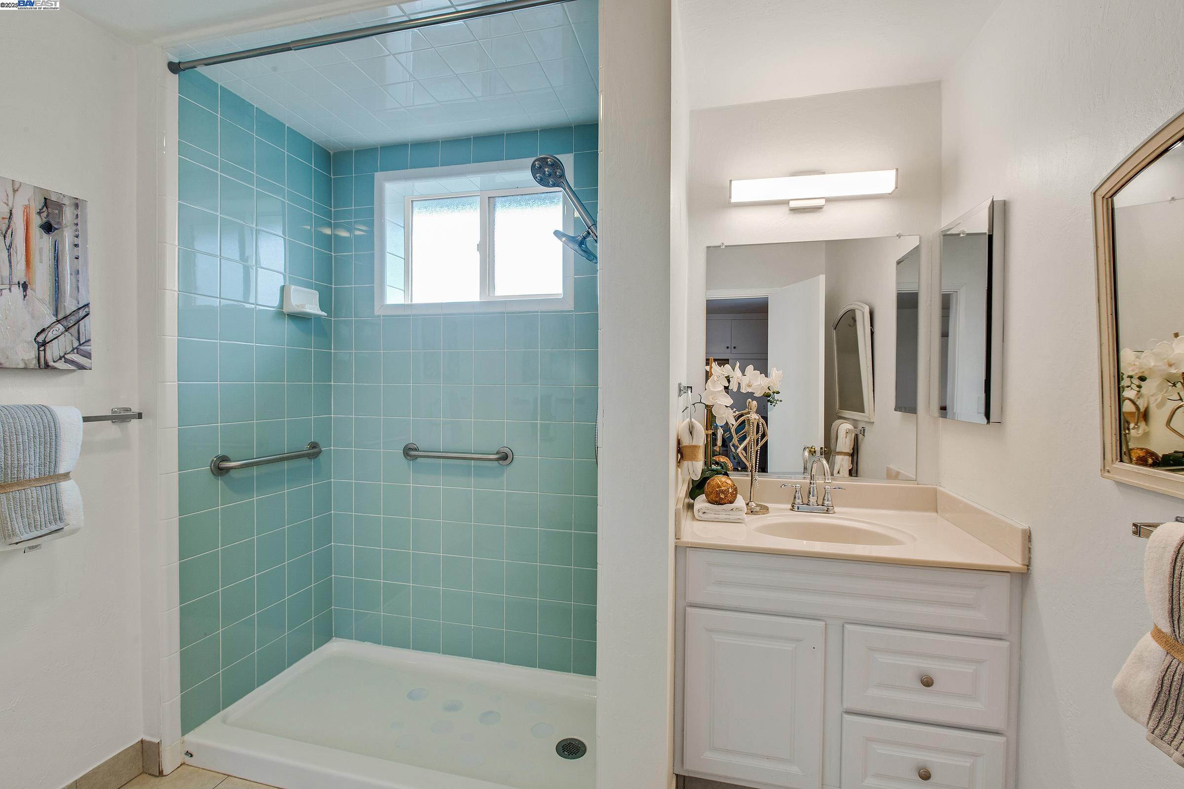 Hayward, California, 94544, United States, 6 Bedrooms Bedrooms, ,2 BathroomsBathrooms,Residential,For Sale,1868213