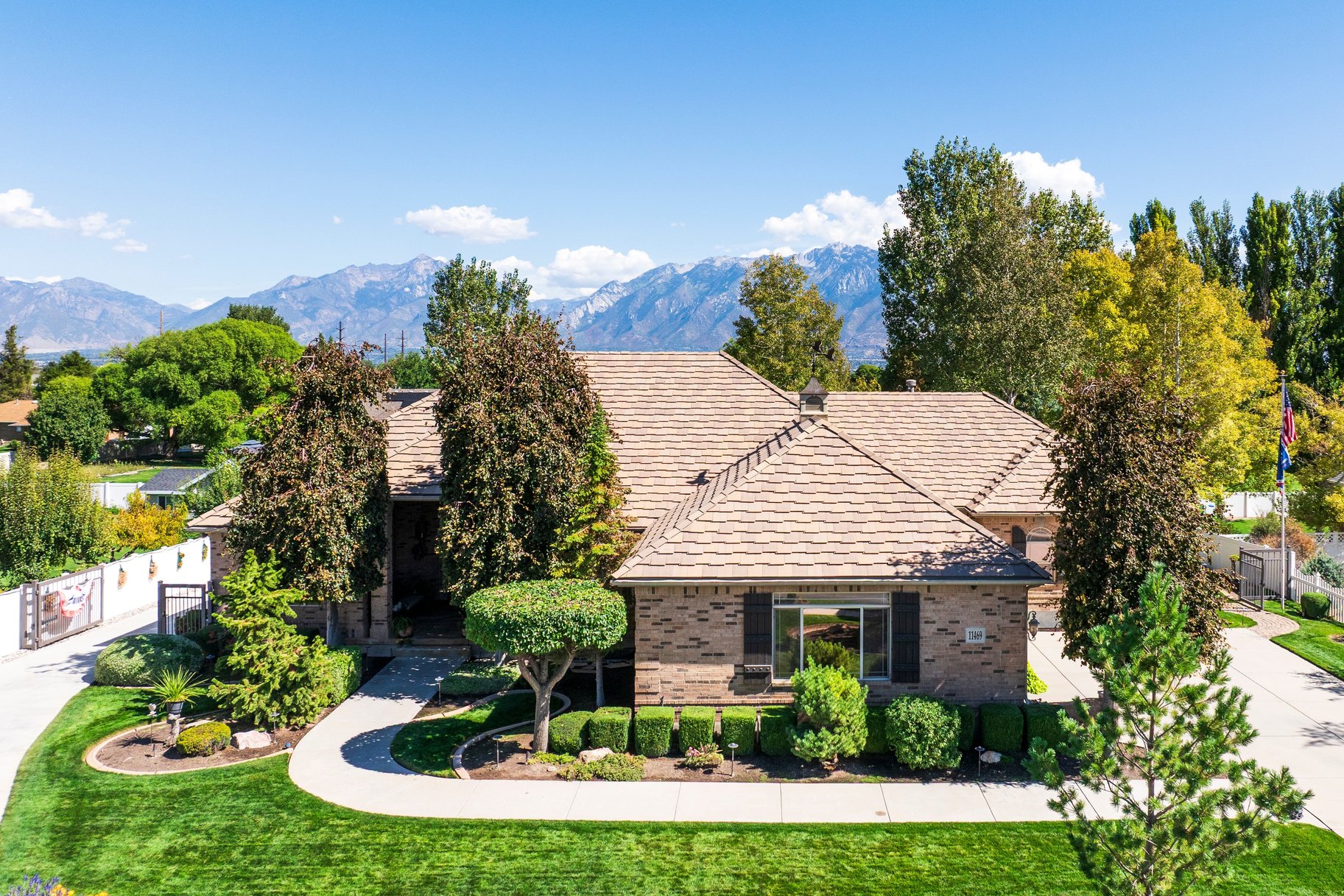  Custom South Jordan Rambler with Koi Pond, RV Parking & ADU Apartment - 物件實景