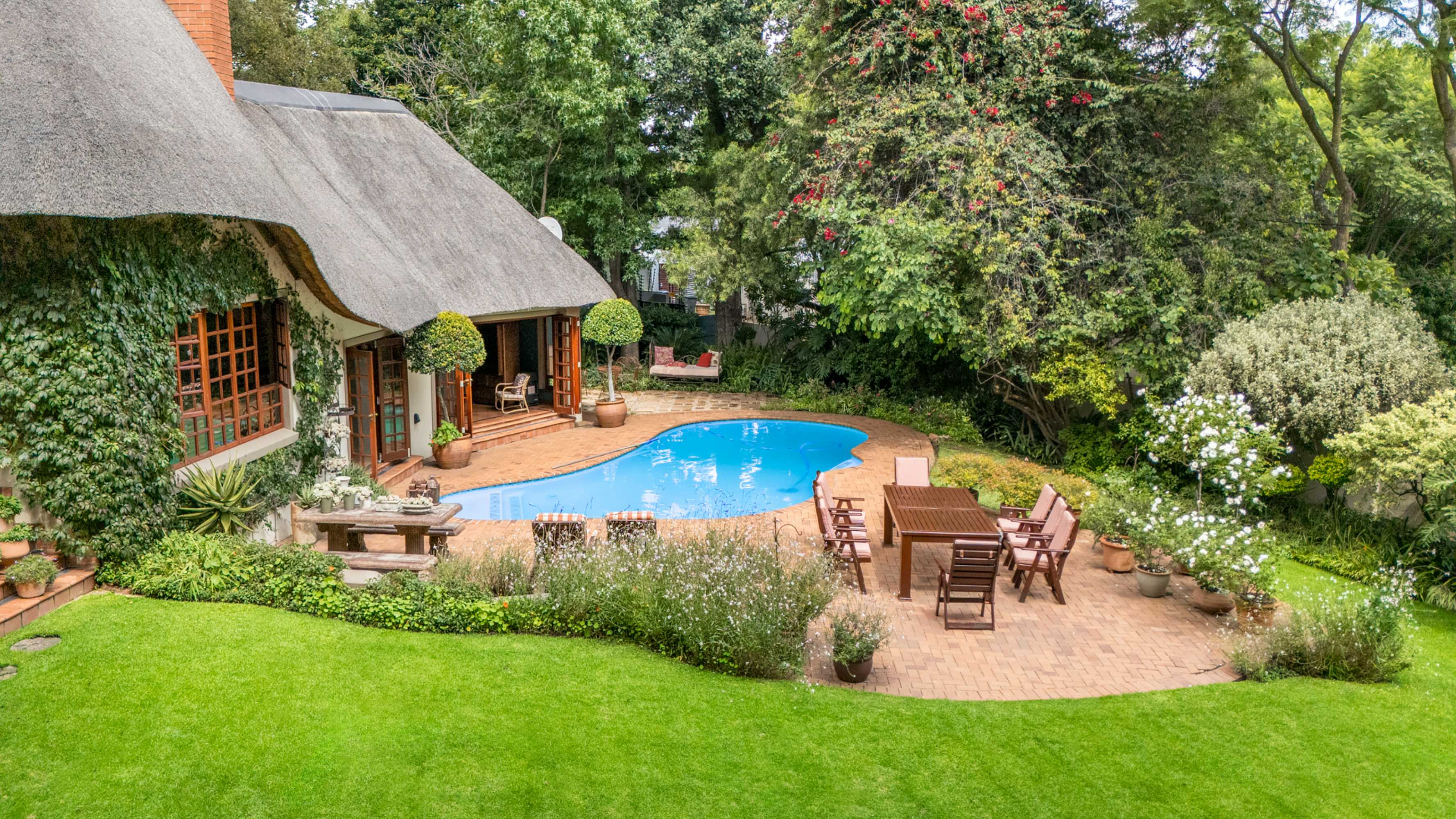  Modern Thatched Family Home For The Executive Buyer - 物件實景