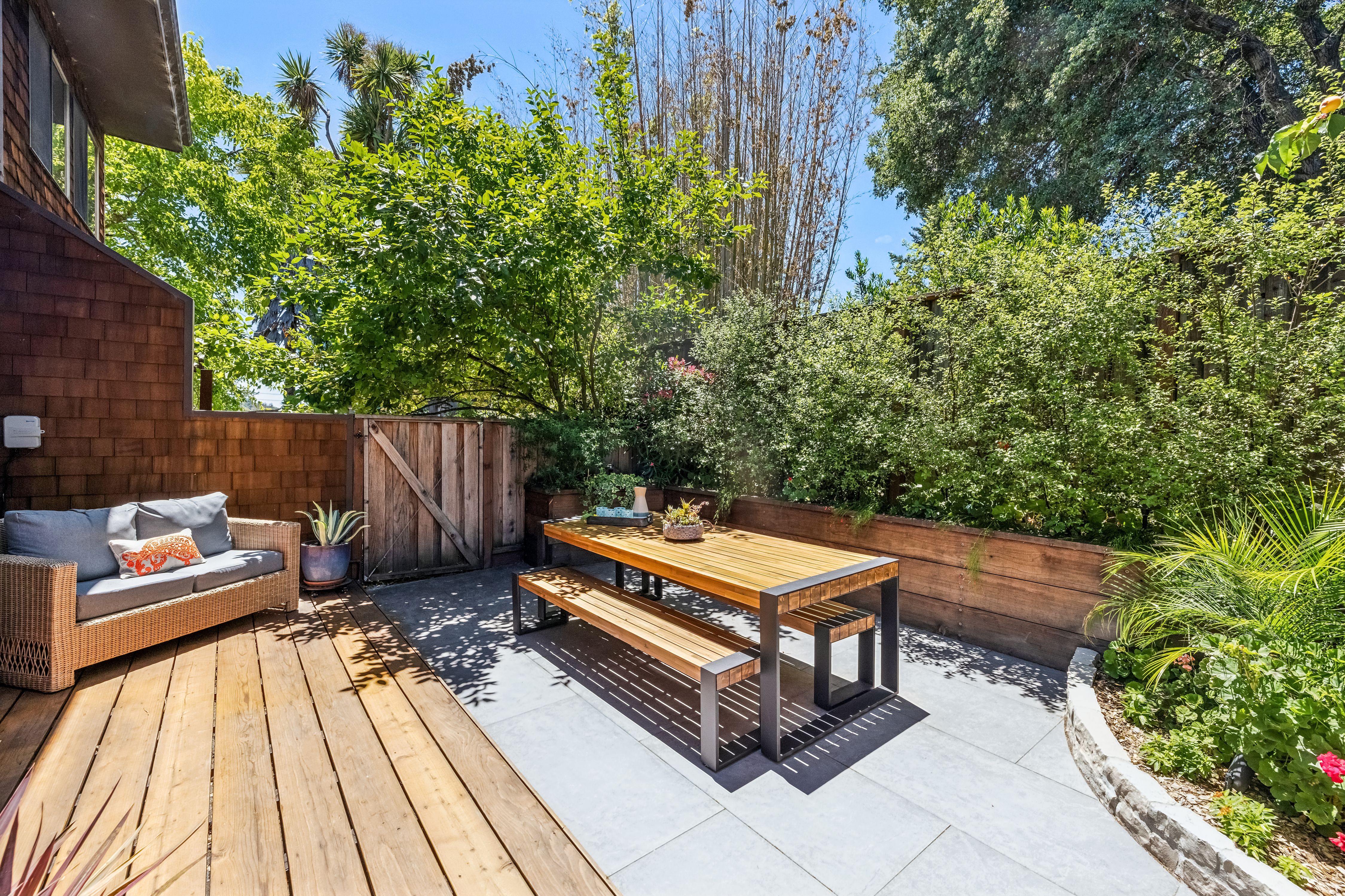  Landscaped Garden Oasis on Sir Francis Drake Boulevard - 物件實景