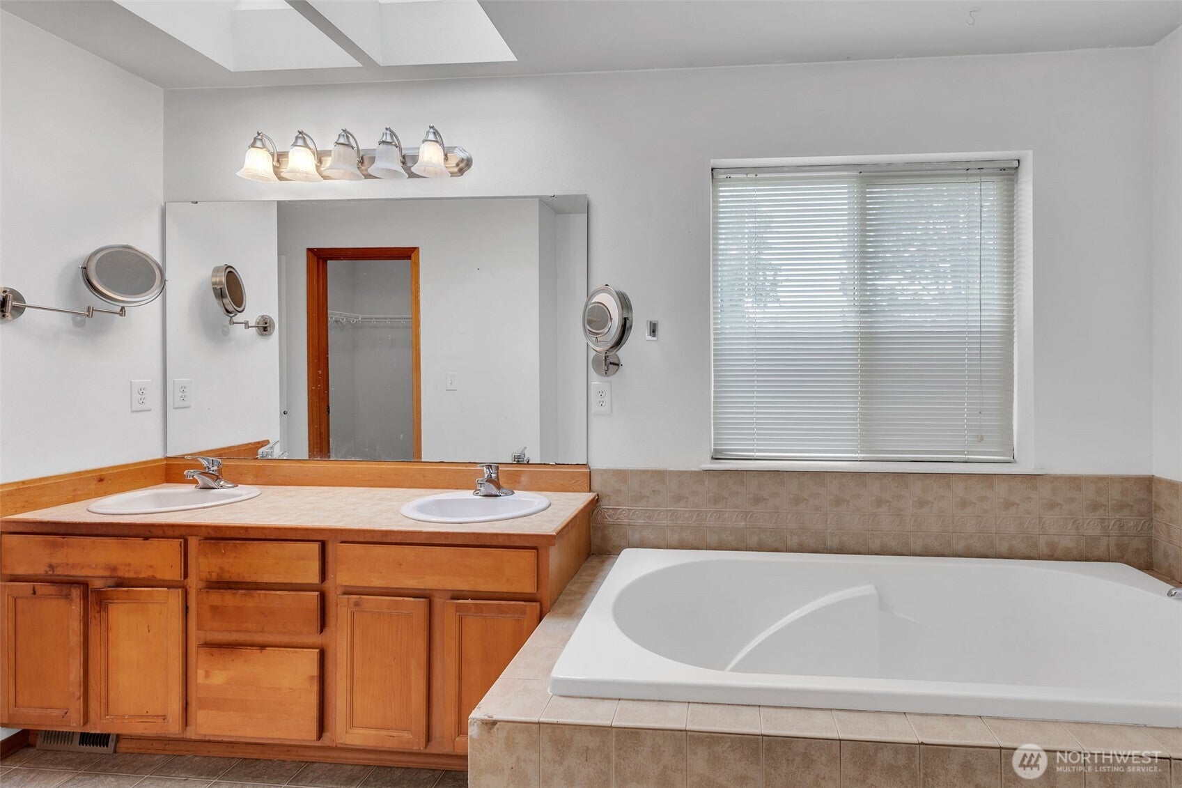 Everett, Washington, 98208, United States, 3 Bedrooms Bedrooms, ,3 BathroomsBathrooms,Residential,For Sale,1982490