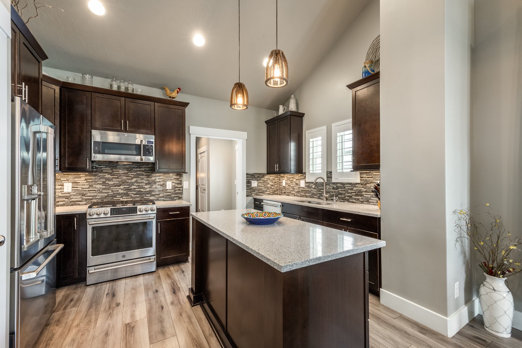  Move-In Ready in Daybreak — Steps from the Lake, Loaded with Custom Upgrades - 物件實景