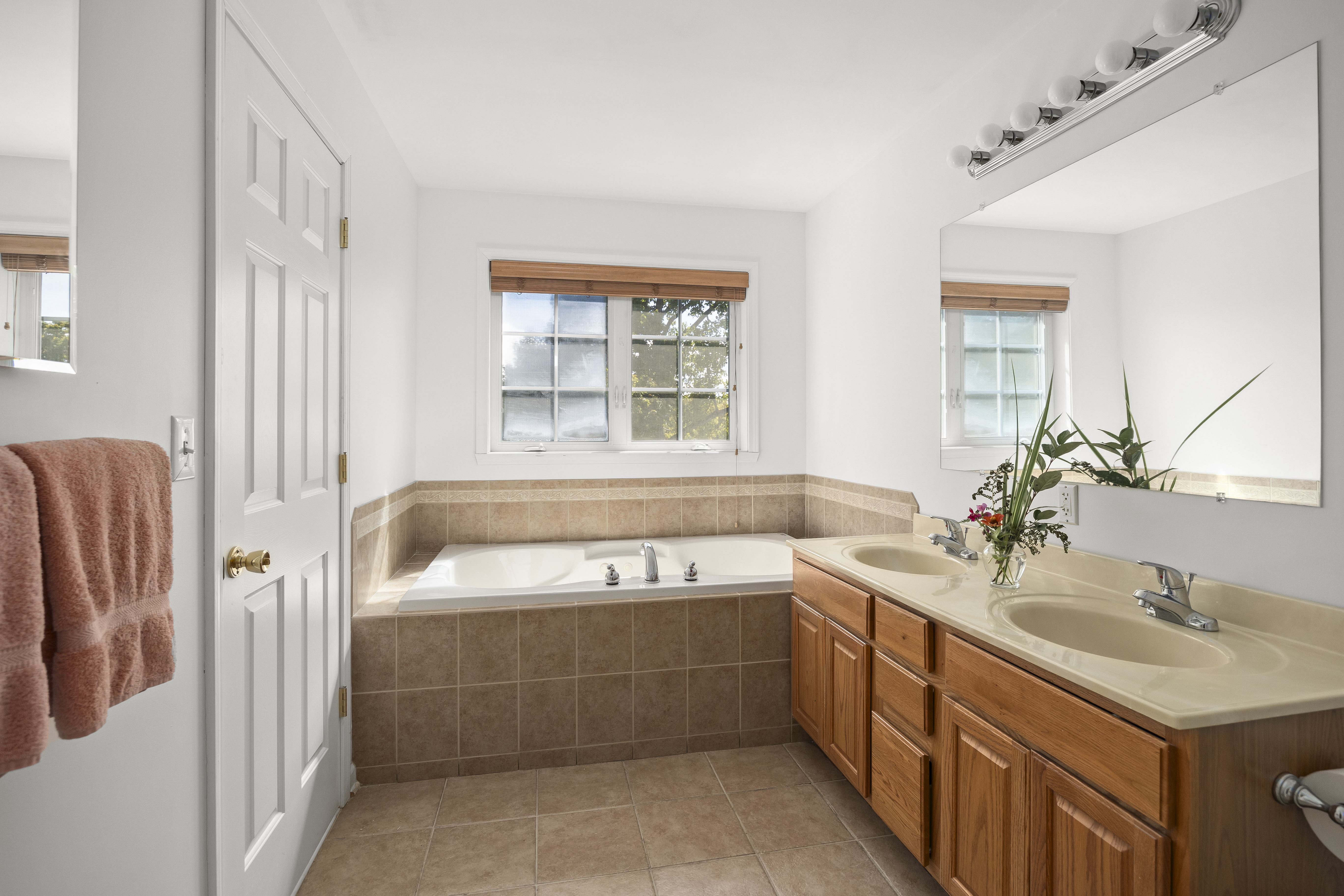  Turnkey Hudson Valley Townhouse: Main-Level Suite, Mountain Views & Deck - 物件實景