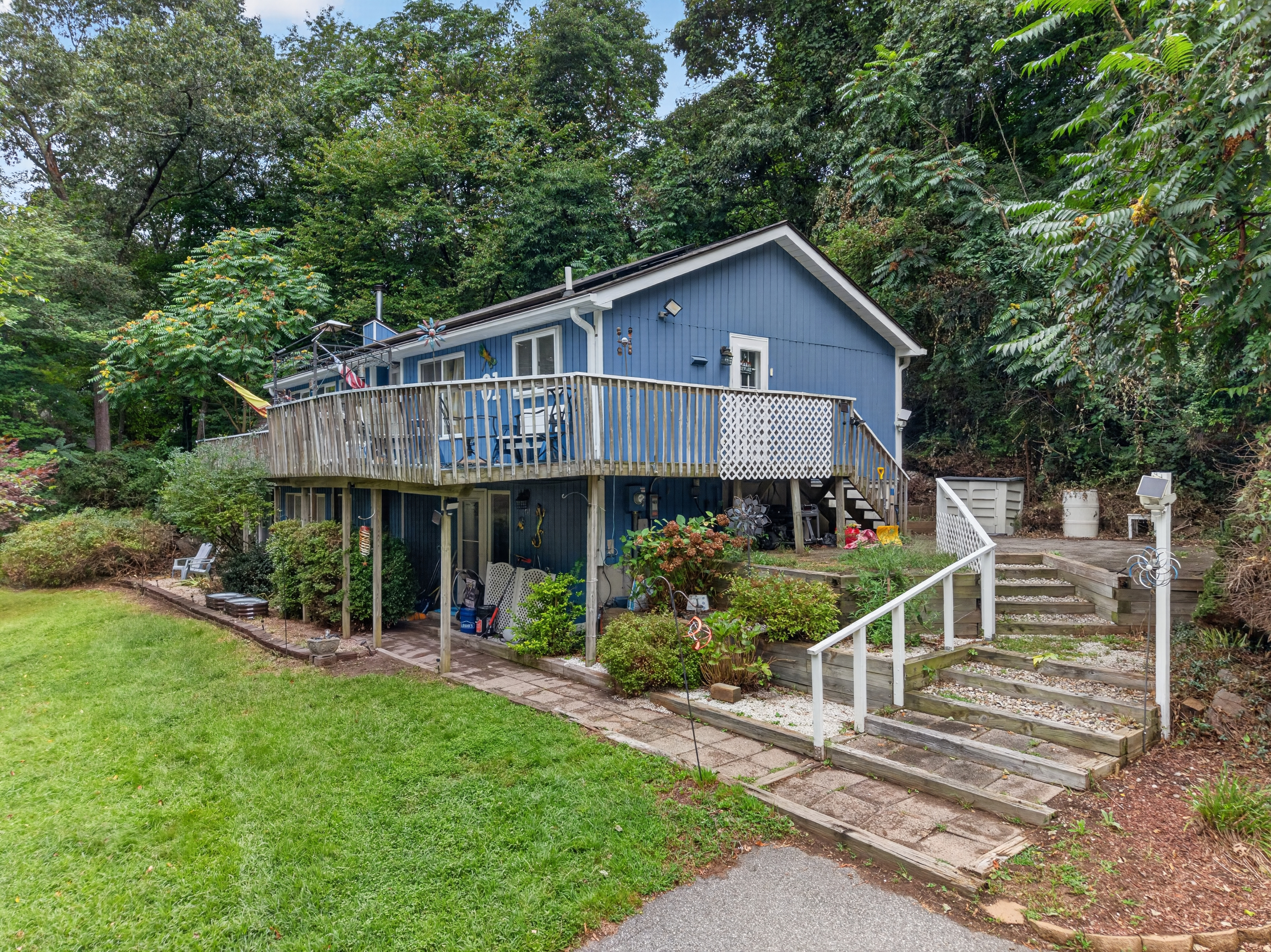  Spacious Two Level Raised Ranch Offers One Floor Living - 物件實景