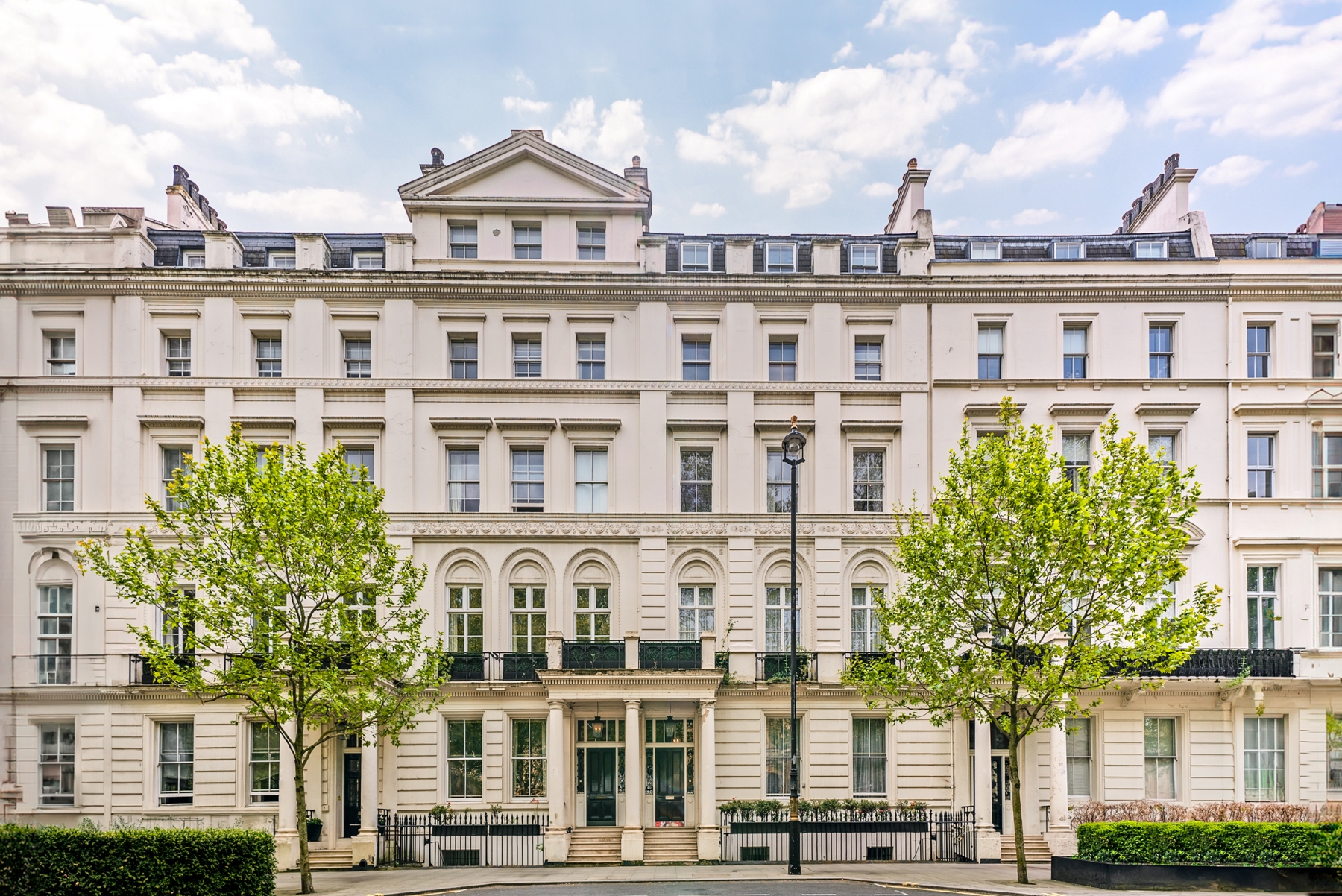 Refurbished apartment in redeveloped moments from Buckingham Palace 