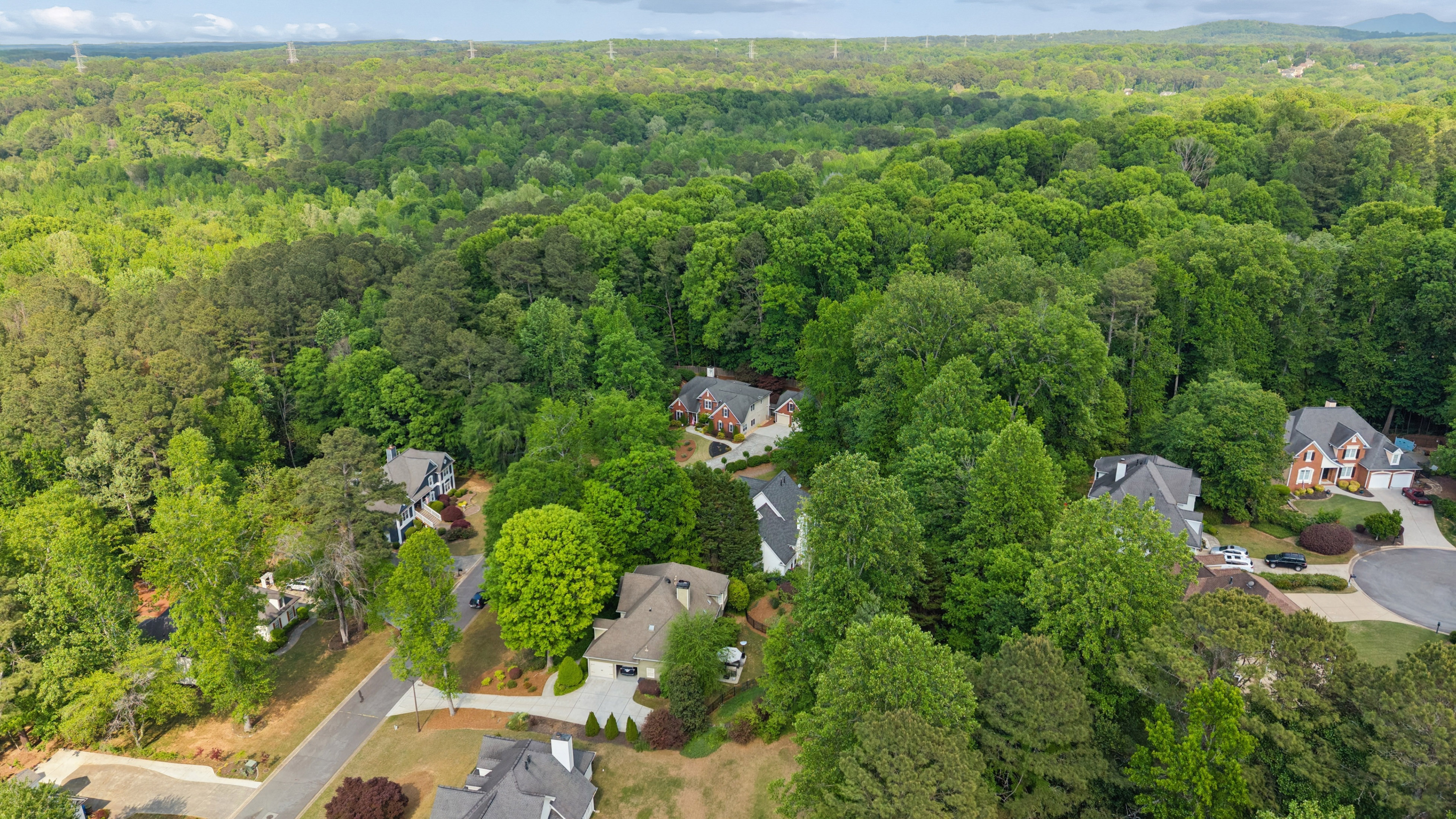  Stately Brick-front Home Offers Timeless Curb Appeal - 物件實景