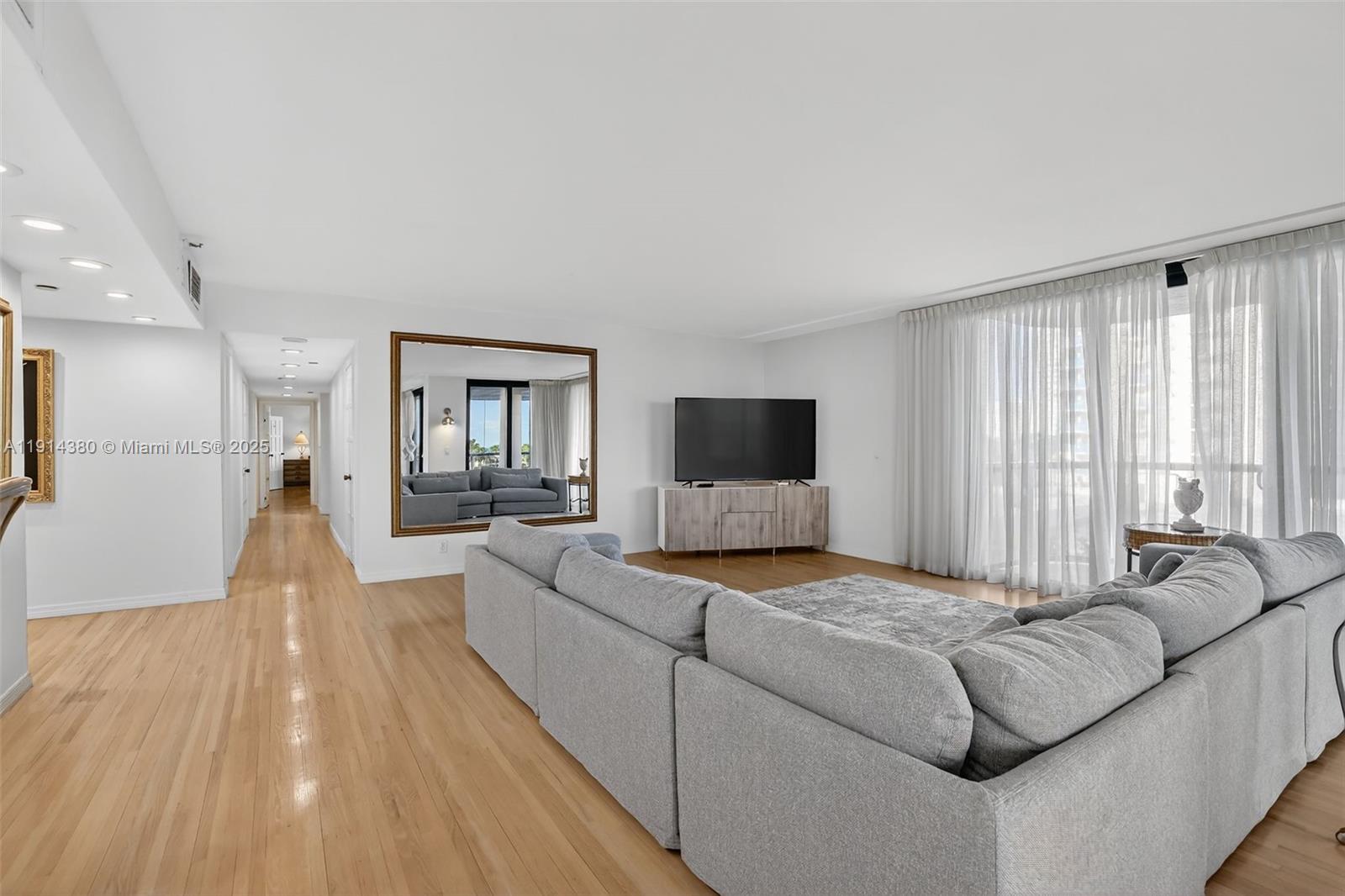 Aventura, Florida, 33180, United States, 3 Bedrooms Bedrooms, ,3 BathroomsBathrooms,Residential,For Sale,1994376