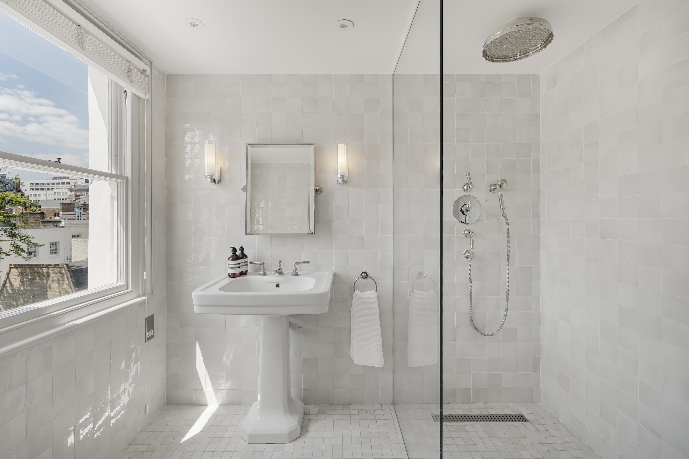  Elegant Four-Bedroom Townhouse With Private Spa - 物件實景