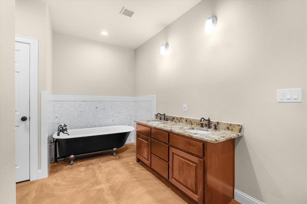 Weatherford, Texas, 76088, United States, 4 Bedrooms Bedrooms, ,3 BathroomsBathrooms,Residential,For Sale,1974322