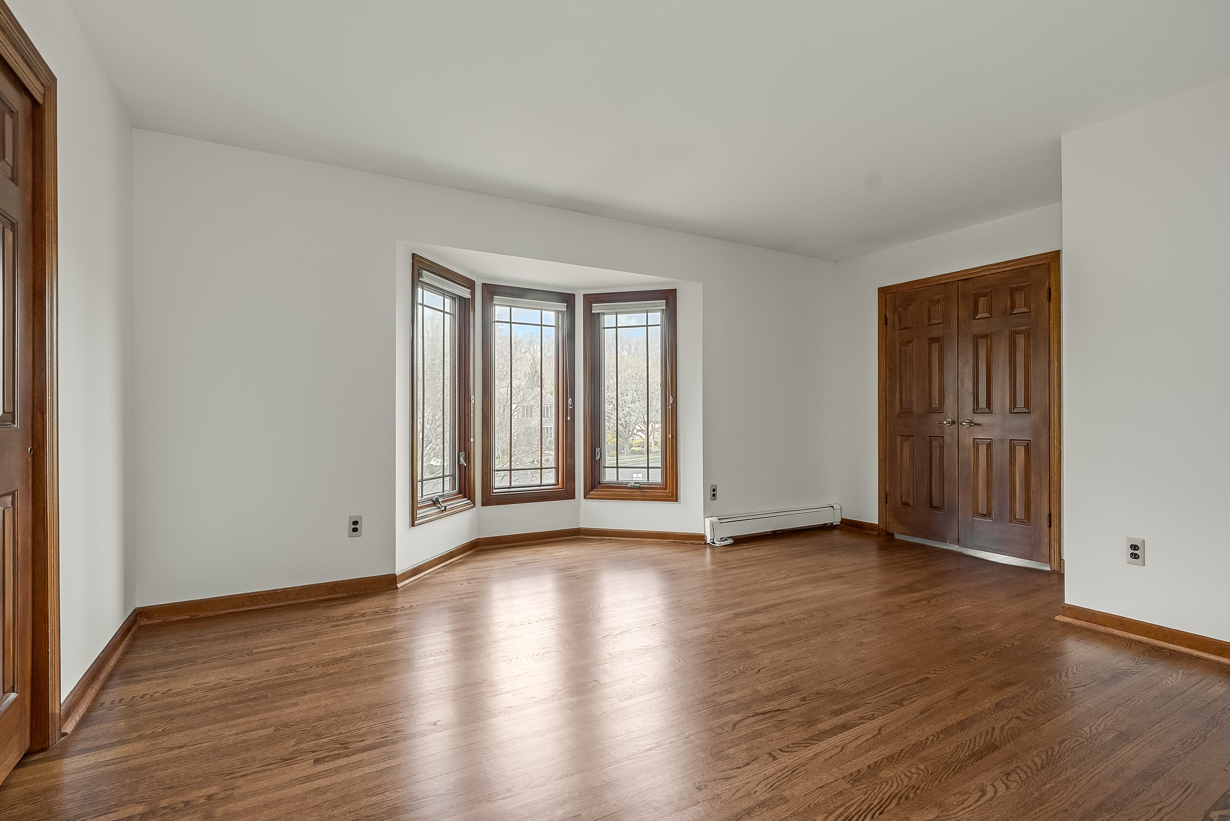  Exceptionally Maintained Tudor Style Colonial - 物件實景