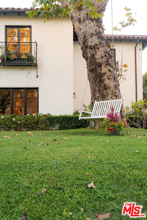 Los Angeles, California, 90004, United States, 4 Bedrooms Bedrooms, ,5 BathroomsBathrooms,Residential,For Sale,1989433