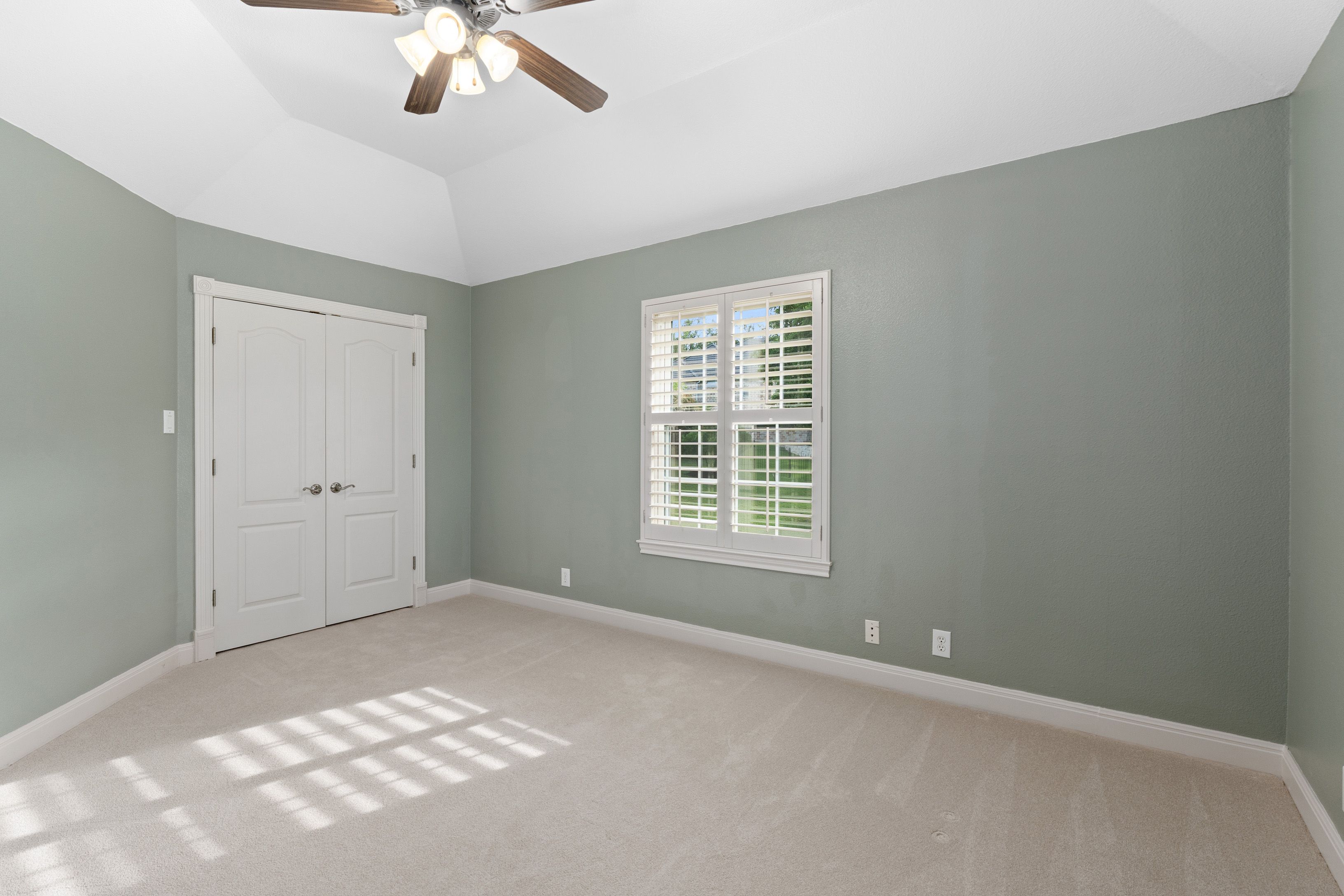  Spacious Estate with Poolside Views - 物件實景