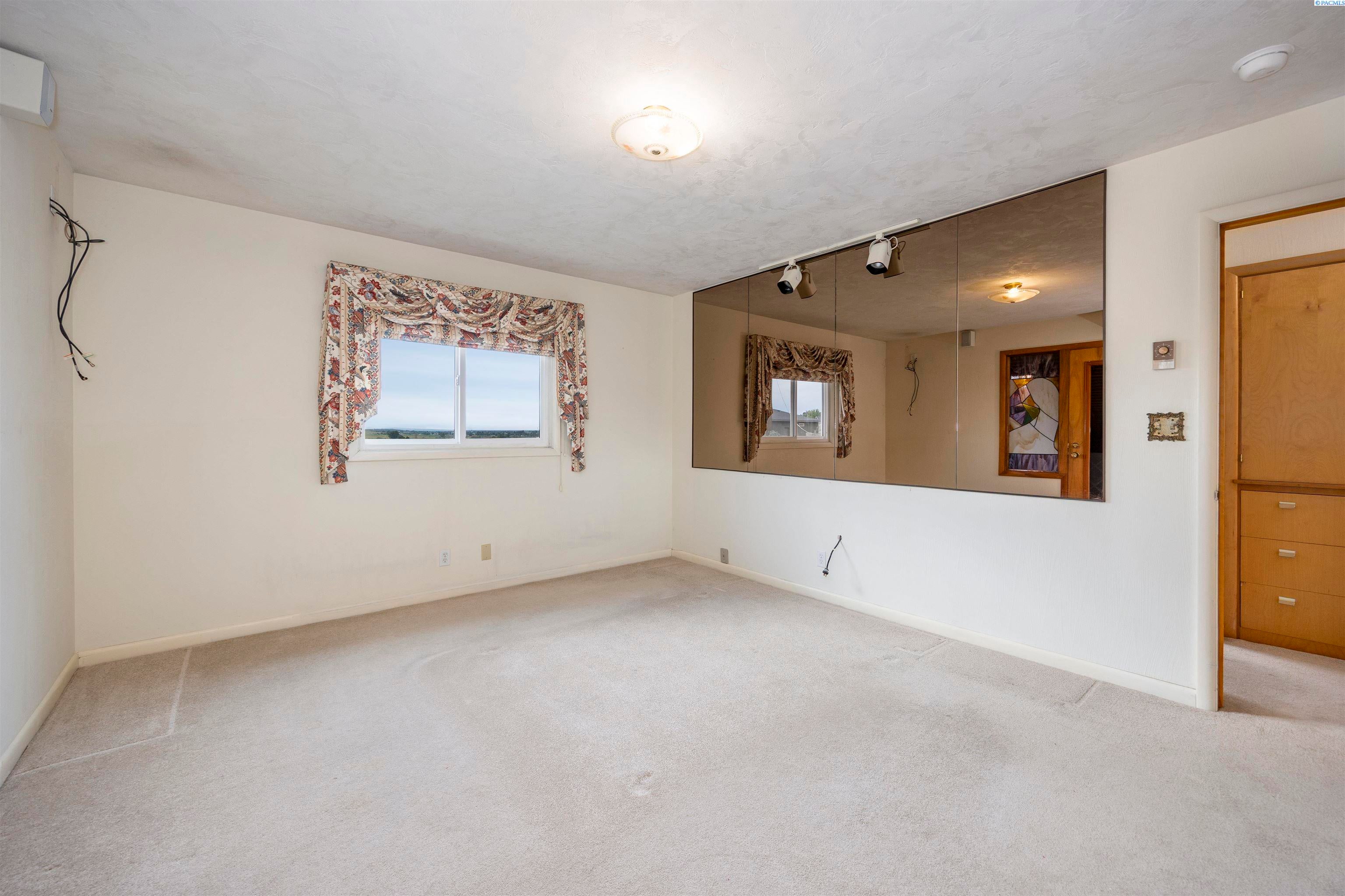 Sunnyside, Washington, 98944, United States, 3 Bedrooms Bedrooms, ,3 BathroomsBathrooms,Residential,For Sale,1973800