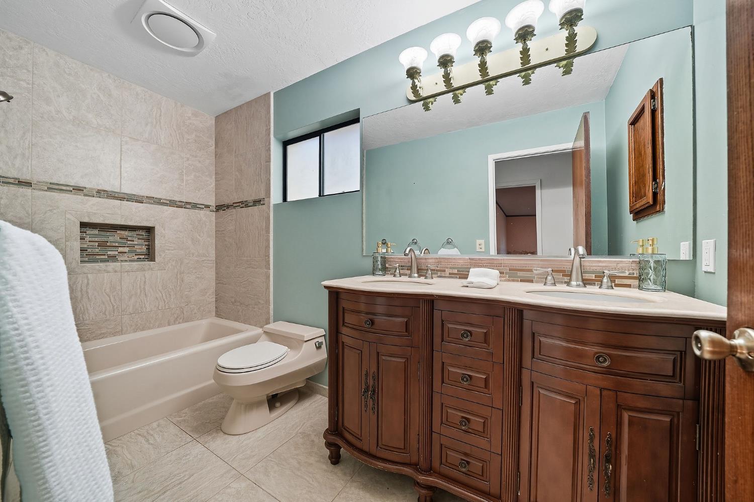 Pine Grove, California, 95665, United States, 3 Bedrooms Bedrooms, ,4 BathroomsBathrooms,Residential,For Sale,1975649