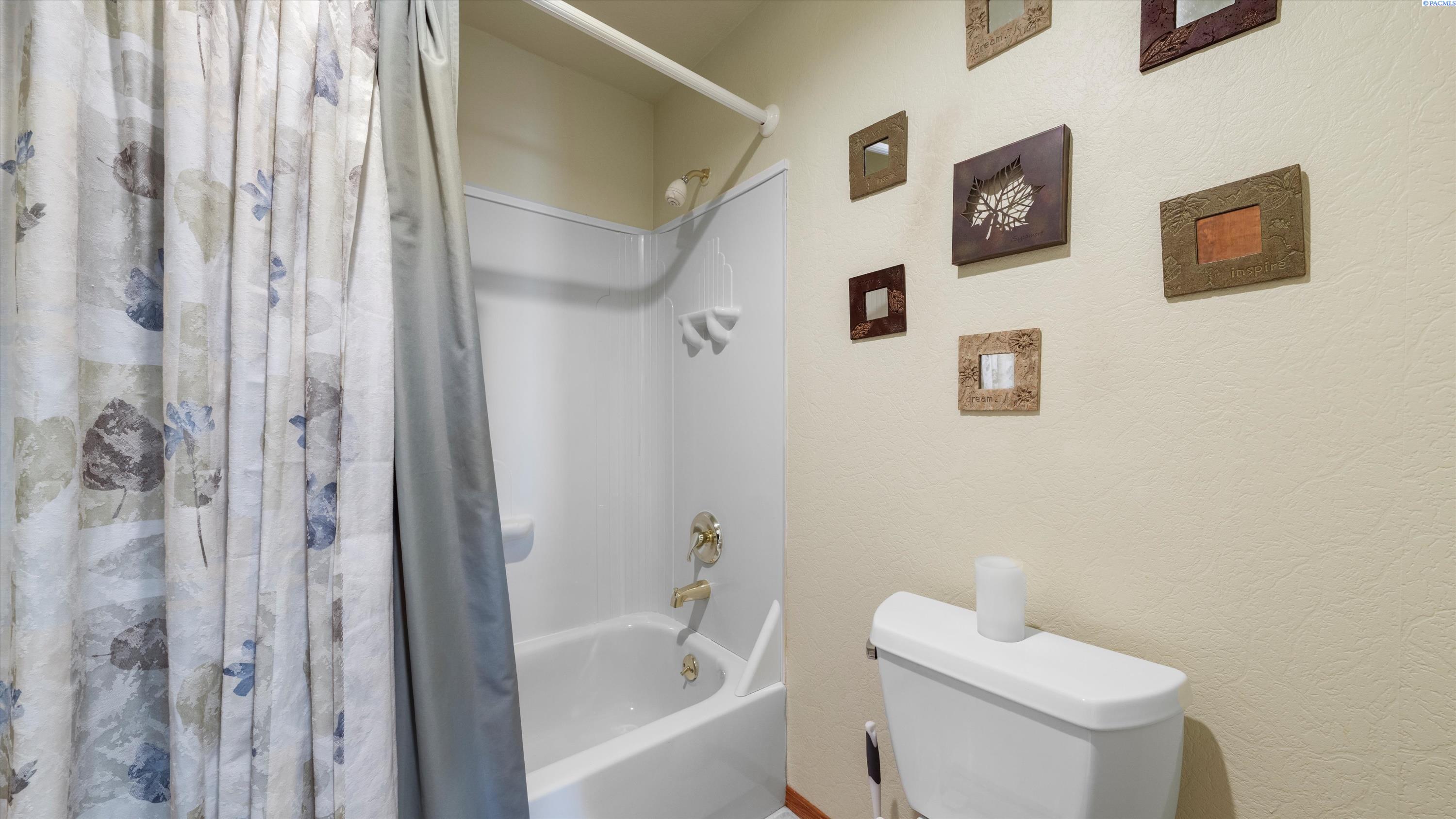 Richland, Washington, 99352, United States, 5 Bedrooms Bedrooms, ,1 BathroomBathrooms,Residential,For Sale,1991452