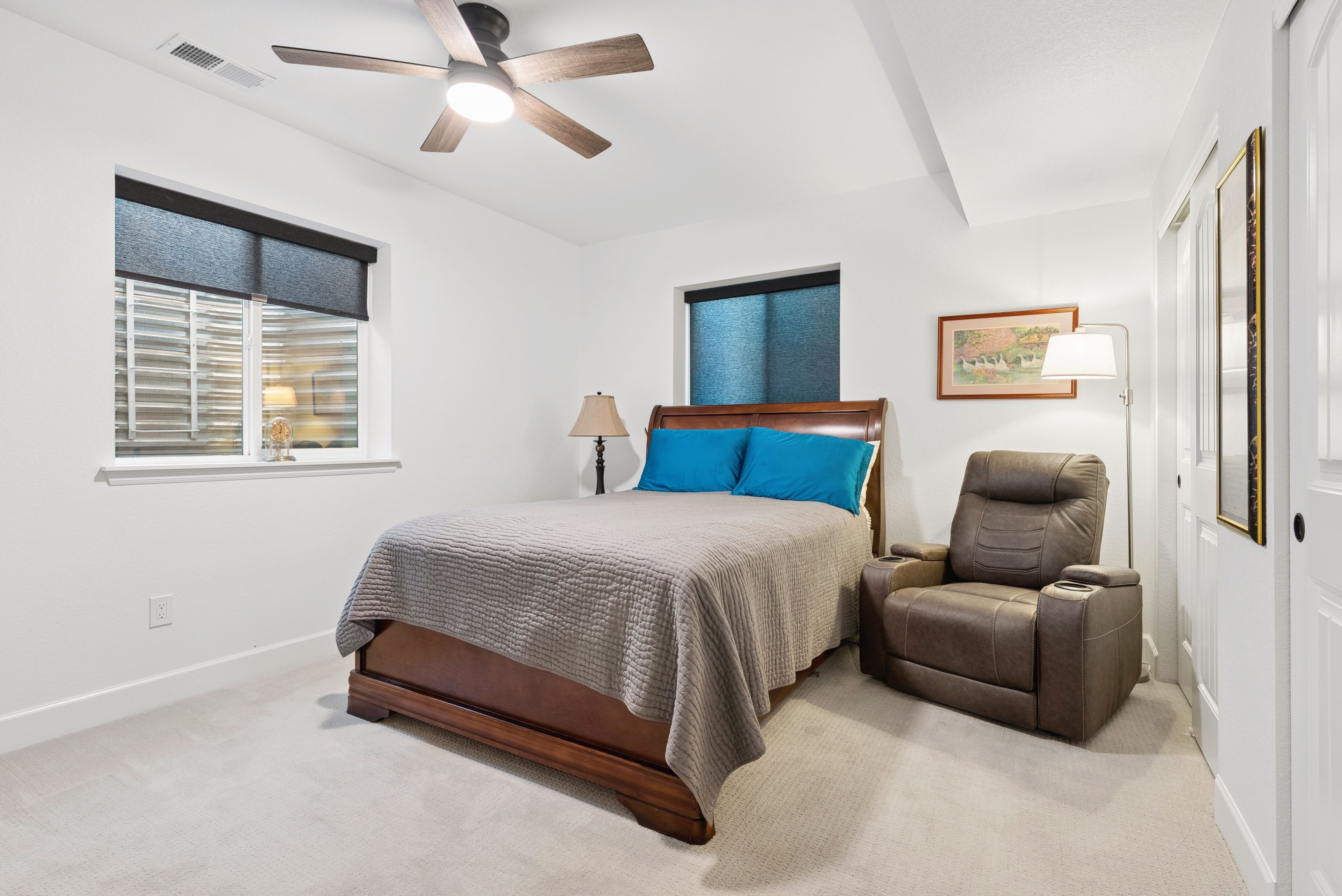  Newer construction, thoughtful design, and beautifully scaled spaces - 物件實景