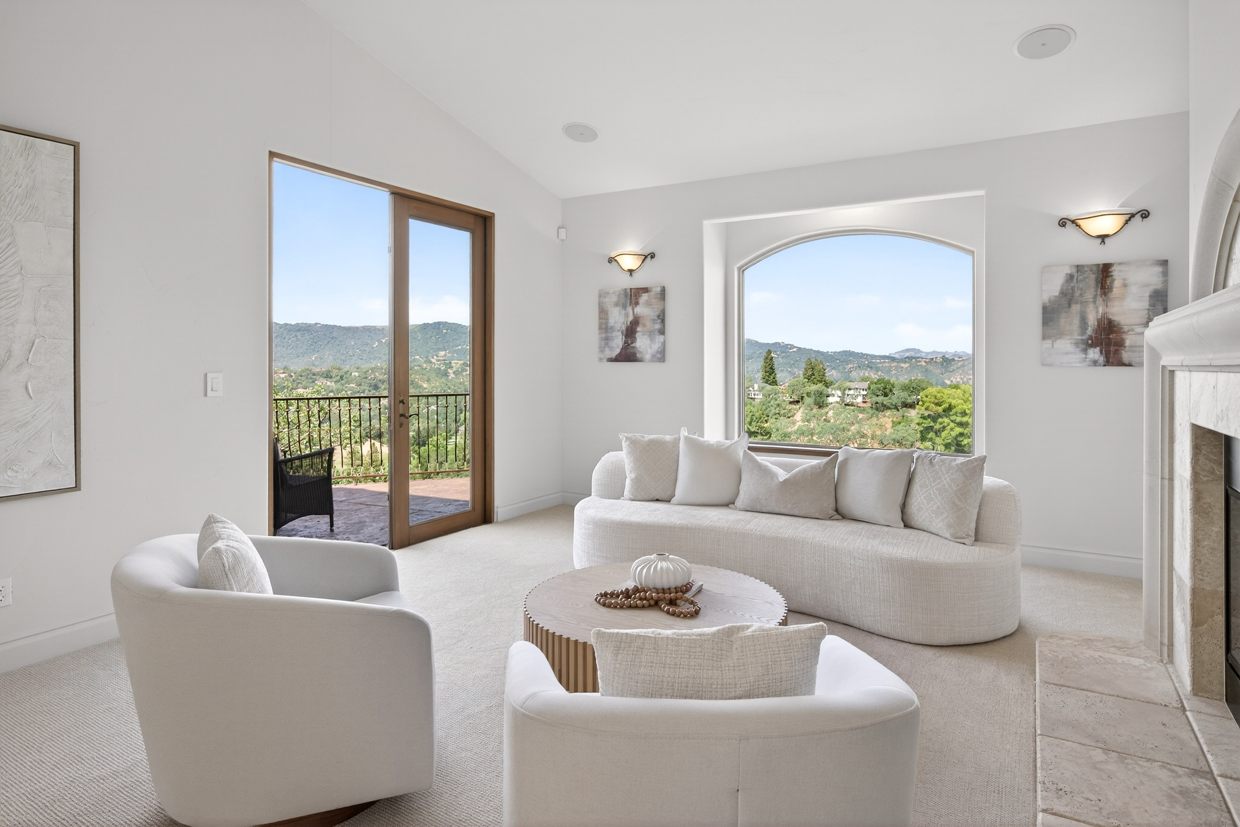  An Extraordinary Round Hill Estate Defined by Privacy, Views, and Sophistication - 物件實景