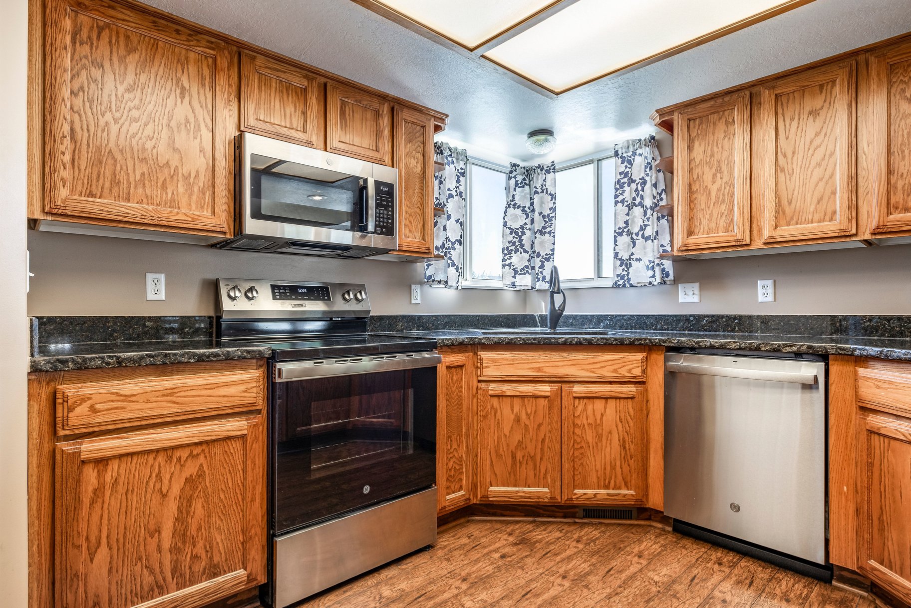  5 Bedroom, 3 Bath Home With One Of North Ogdens Best Porch Views - 物件實景