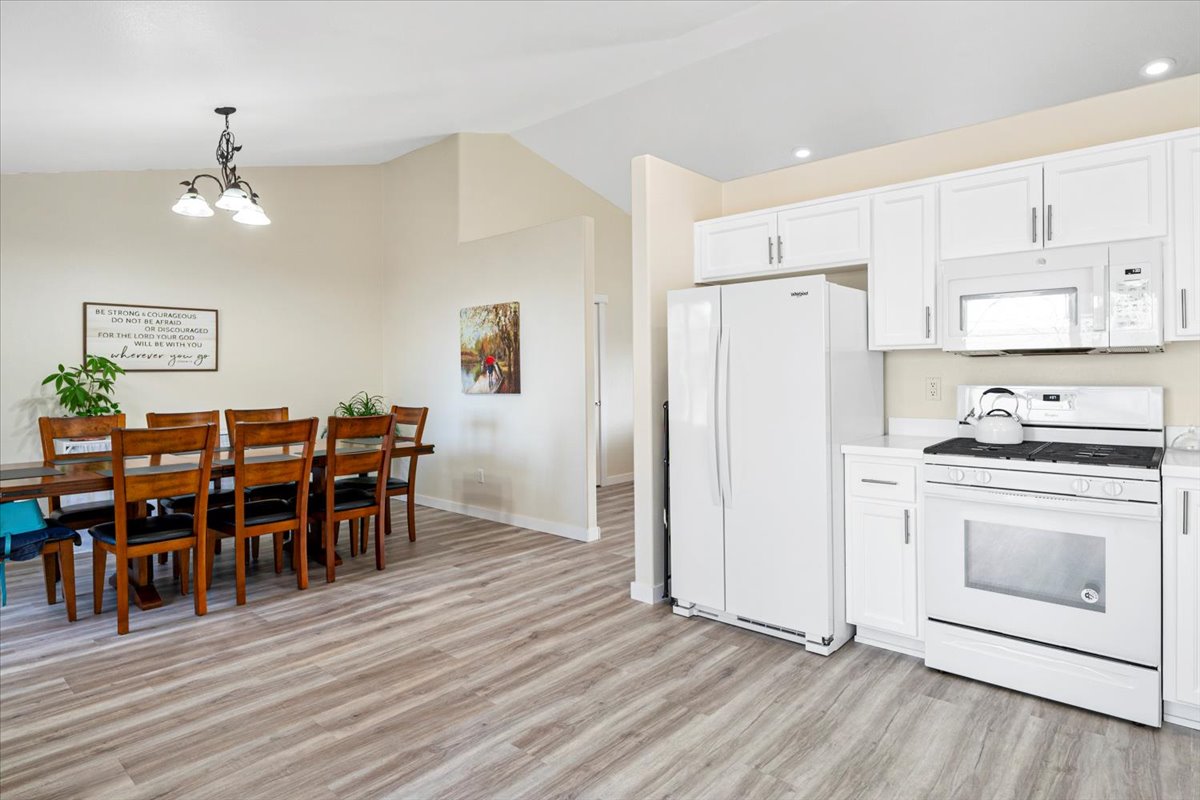 Redmond, Oregon, 97756, United States, 3 Bedrooms Bedrooms, ,2 BathroomsBathrooms,Residential,For Sale,1991530