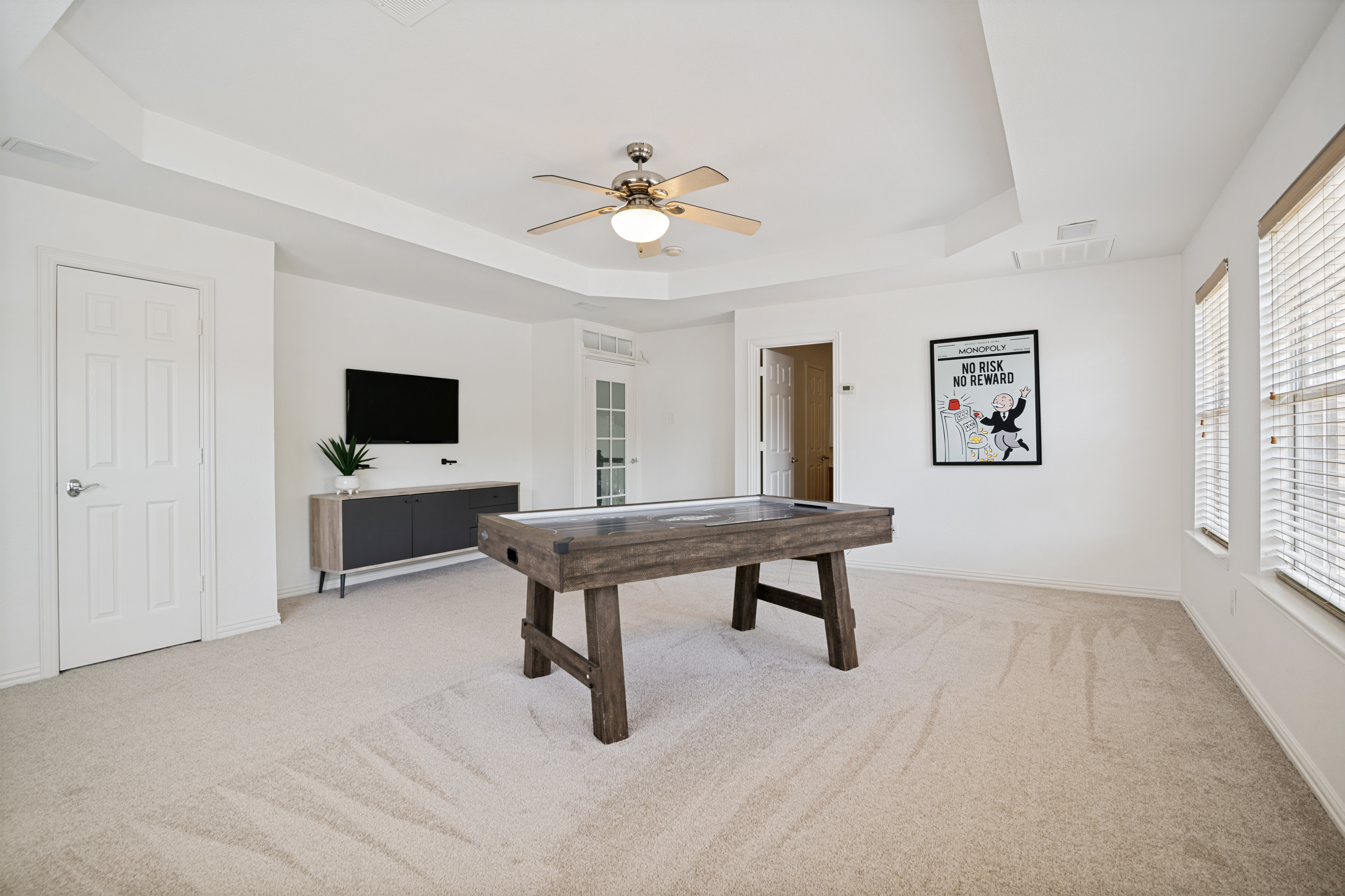  Gated Lakeside Living with Fresh Updates & Resort-Style Amenities - 物件實景