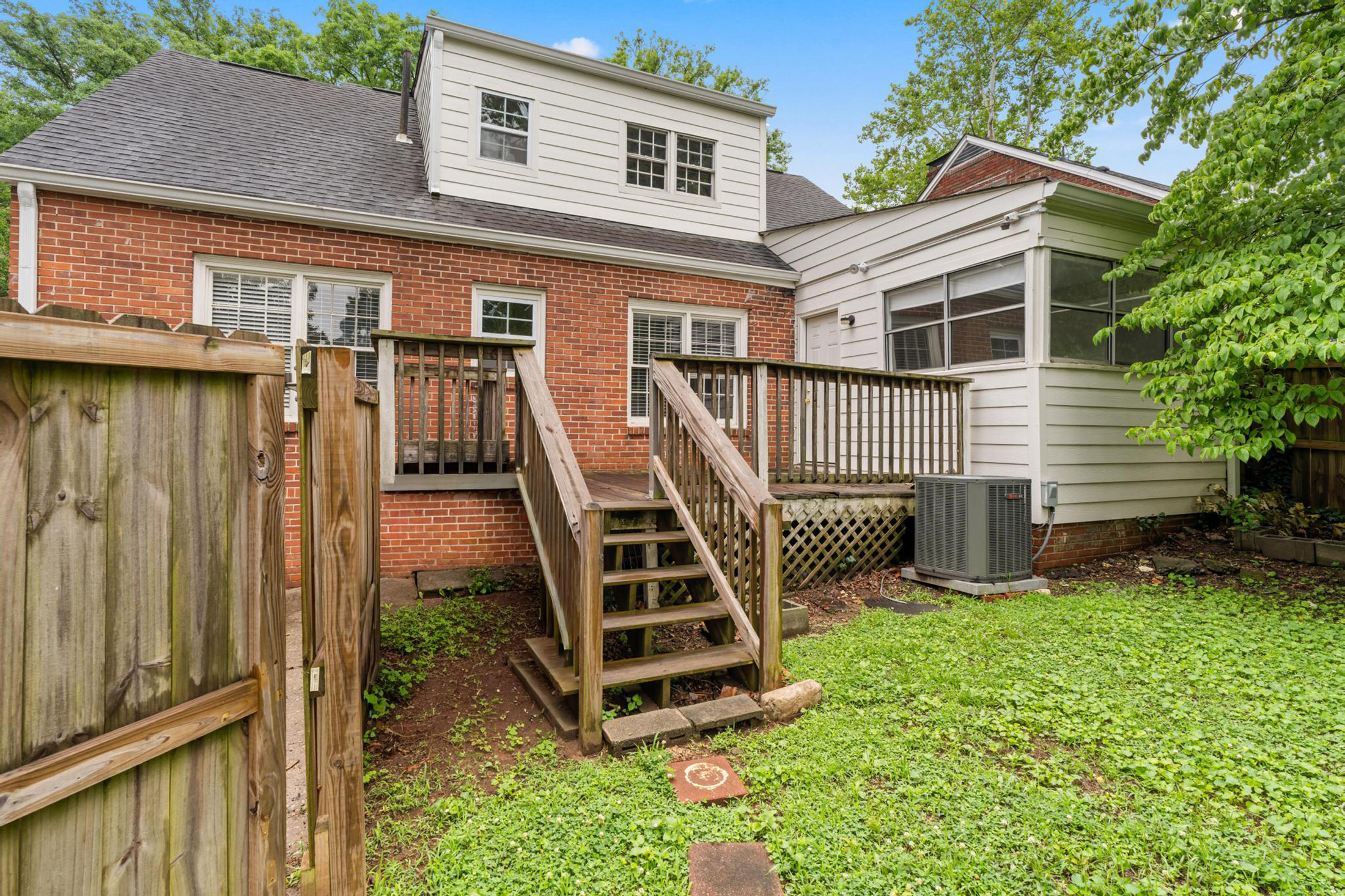  Move-in Ready Four Bedroom Home Offers Intown Convenience - 物件實景