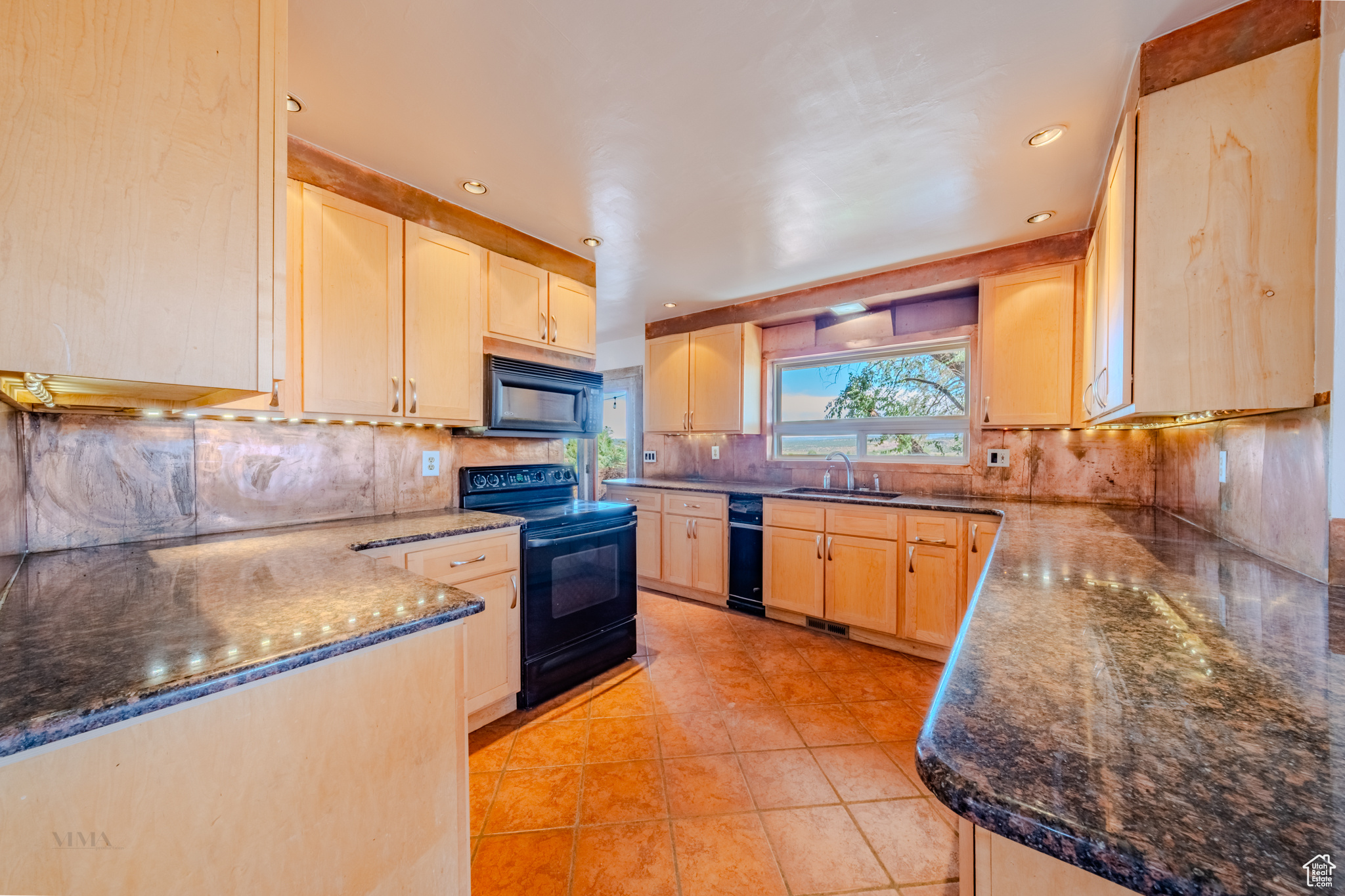 Kanab, Utah, 84741, United States, 4 Bedrooms Bedrooms, ,3 BathroomsBathrooms,Residential,For Sale,1908658
