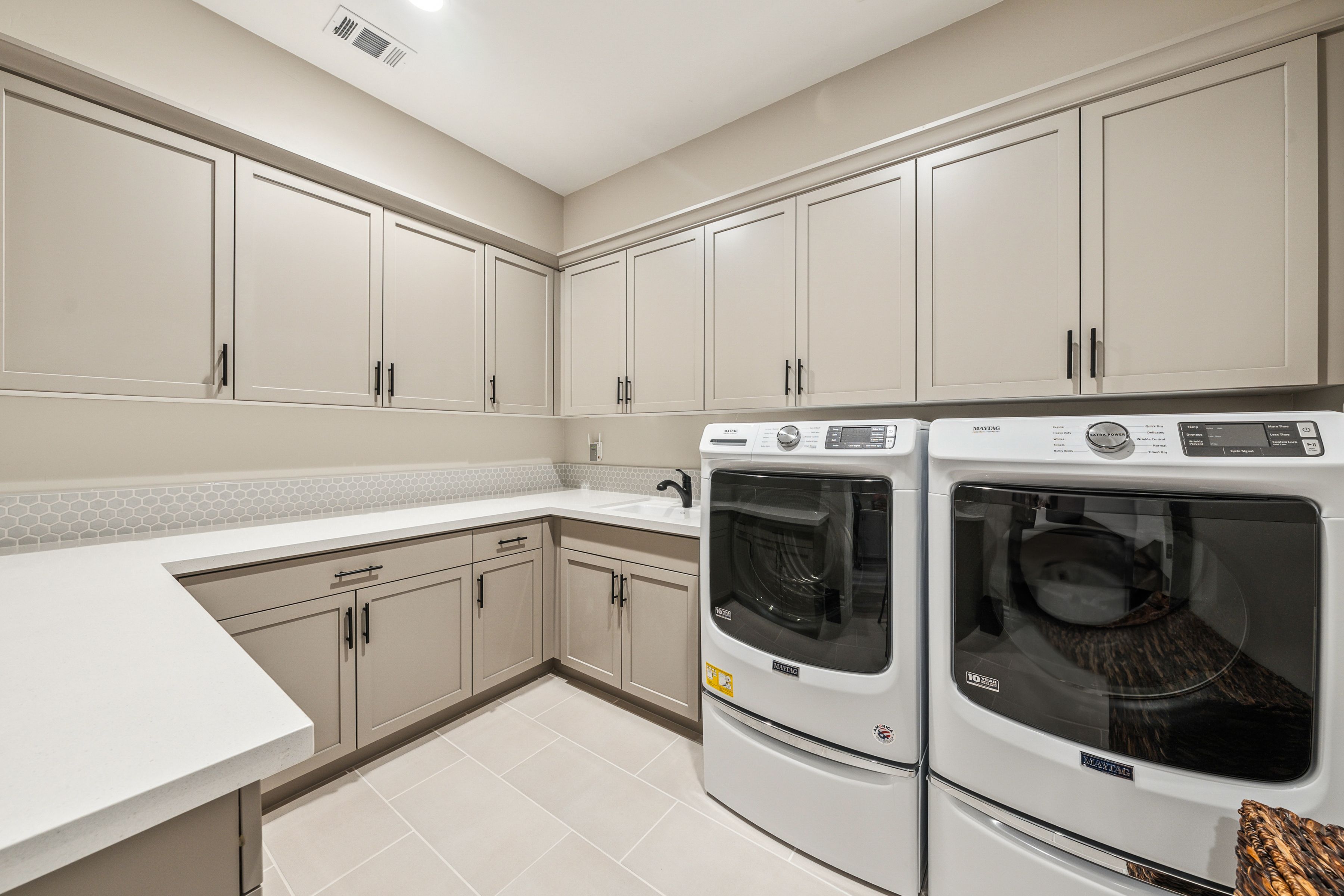  3007 Bluffs Drive - 物件實景