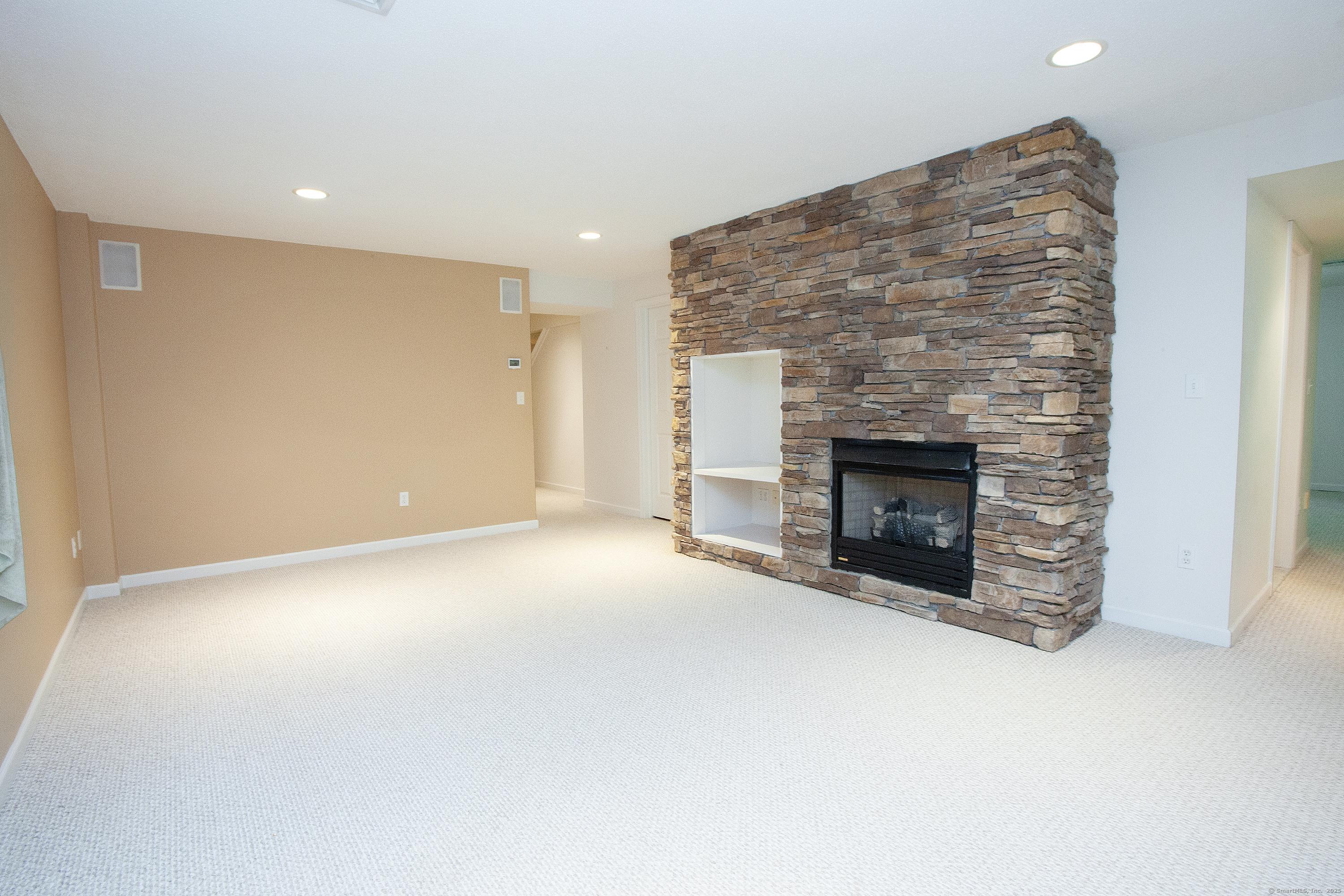 Simsbury, Connecticut, 06070, United States, 2 Bedrooms Bedrooms, ,4 BathroomsBathrooms,Residential,For Sale,1989930