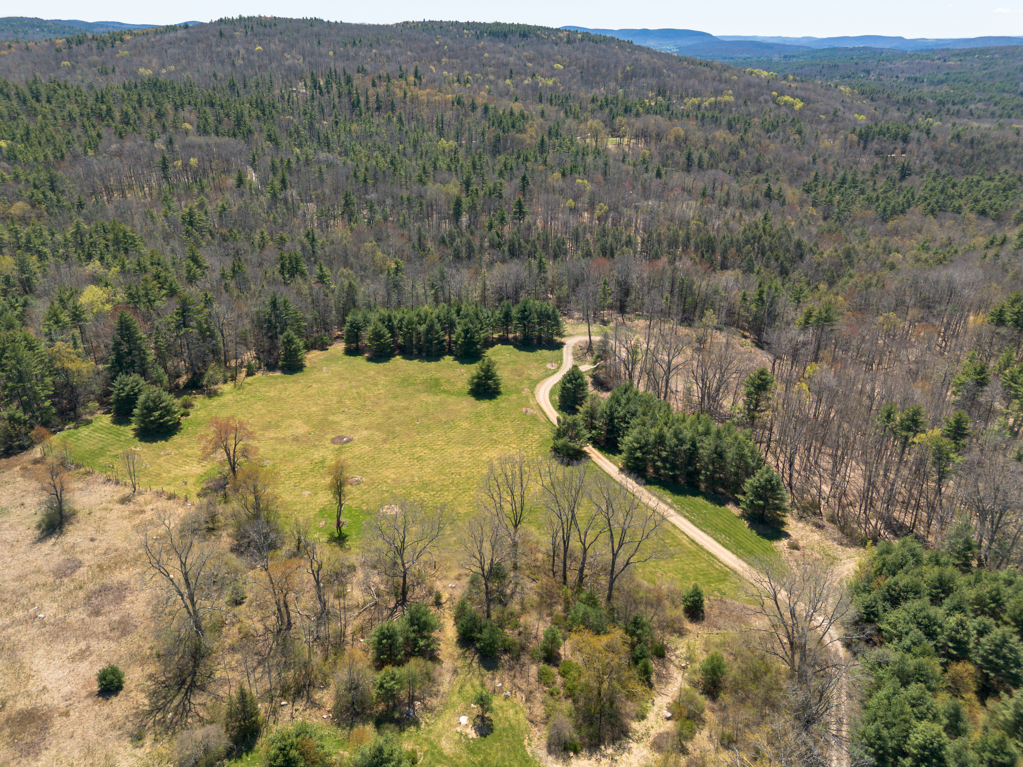  A Tranquil Berkshire Legacy: 22 Scenic Acres and a Landmark 3-Story Barn, Brookm - 物件實景