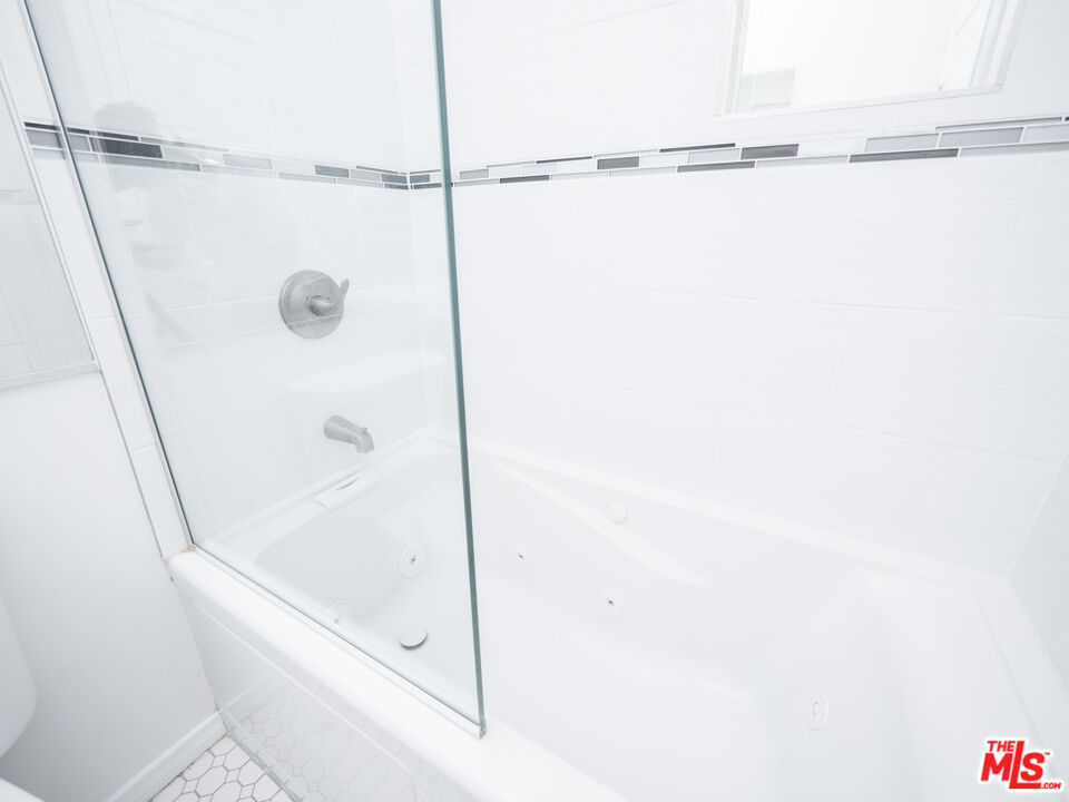 Los Angeles, California, 90066, United States, 4 Bedrooms Bedrooms, ,Residential,For Sale,1991946