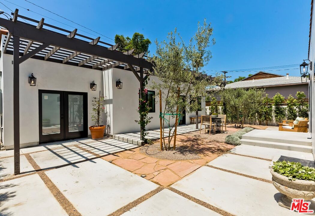 Los Angeles, California, 90039, United States, 4 Bedrooms Bedrooms, ,5 BathroomsBathrooms,Residential,For Sale,1940918