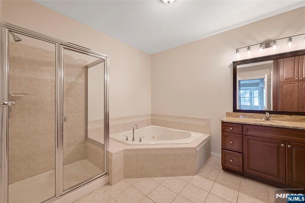 Rochelle Park, New Jersey, 07662, United States, 2 Bedrooms Bedrooms, ,3 BathroomsBathrooms,Residential,For Sale,1906079