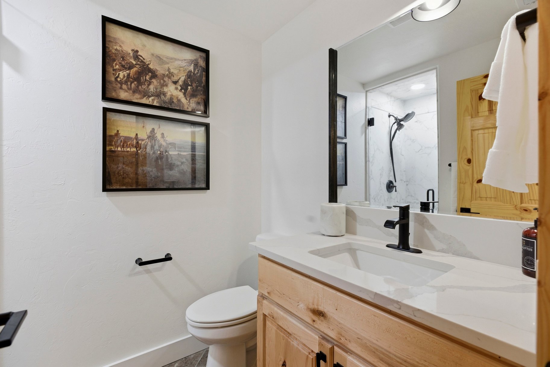  Renovated Log Cabin in Cedar Highlands with Wraparound Deck & Mountain Views - 物件實景