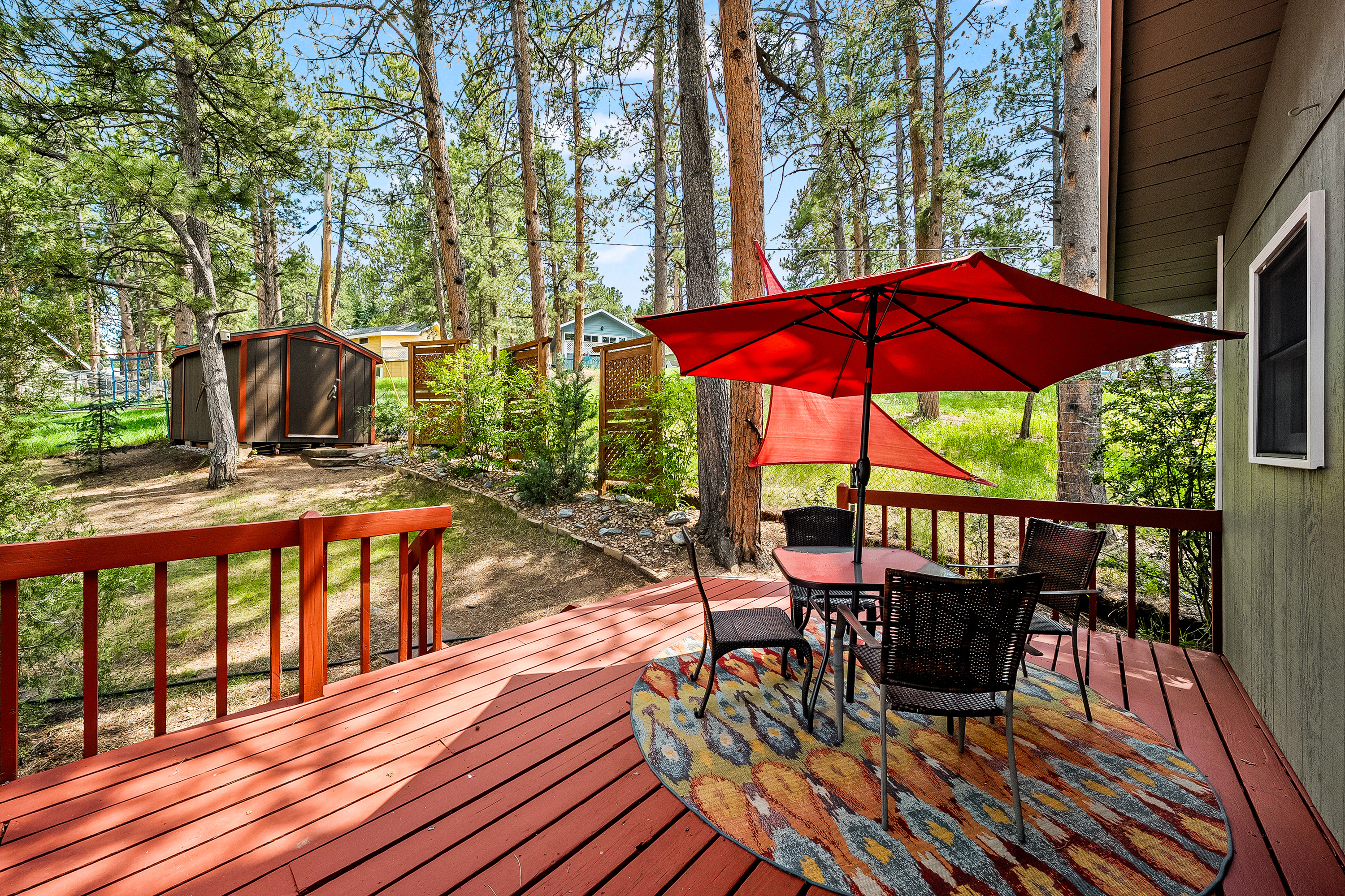  Rare Opportunity to Own 2 Homes Just Steps Away from Coveted Evergreen Lake - 物件實景