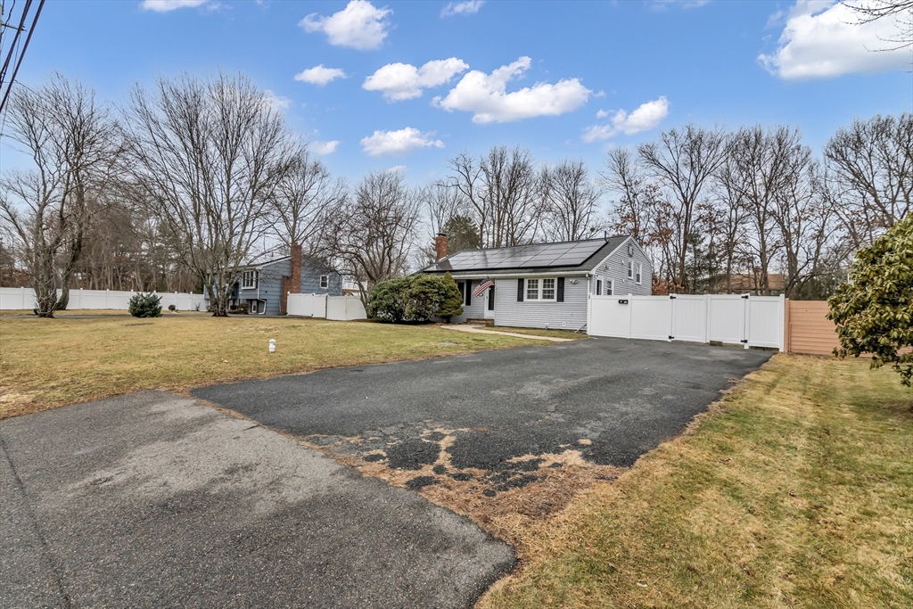 East Bridgewater, Massachusetts, 02333, United States, 3 Bedrooms Bedrooms, ,2 BathroomsBathrooms,Residential,For Sale,2009989