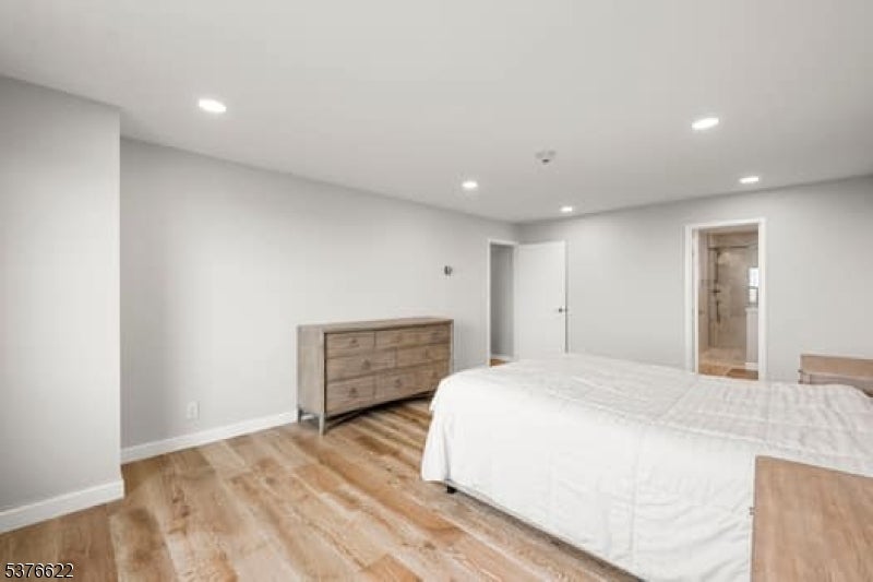 Verona Twp., New Jersey, 07044, United States, 2 Bedrooms Bedrooms, ,2 BathroomsBathrooms,Residential,For Sale,1976257