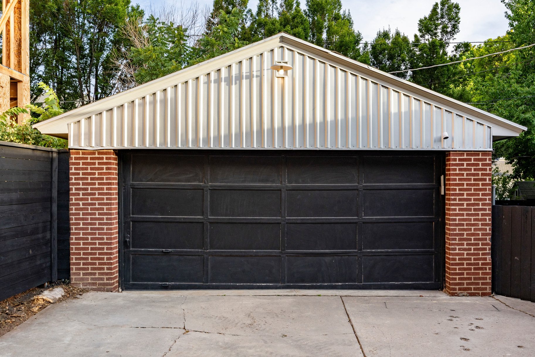  Spacious Millcreek Bungalow with Expansive Backyard & 2-Car Garage - 物件實景