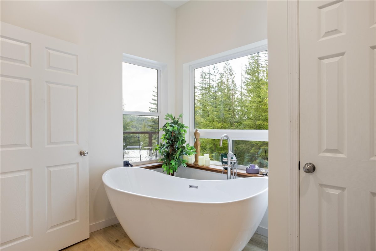 Sagle, Idaho, 83860, United States, 3 Bedrooms Bedrooms, ,4 BathroomsBathrooms,Residential,For Sale,1976949