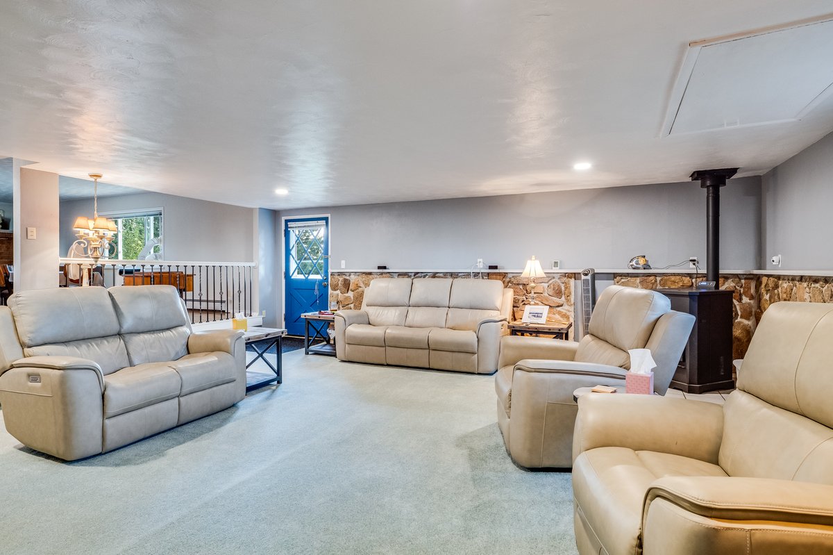 Cheyenne, Wyoming, 82009, United States, 3 Bedrooms Bedrooms, ,2 BathroomsBathrooms,Residential,For Sale,1976817