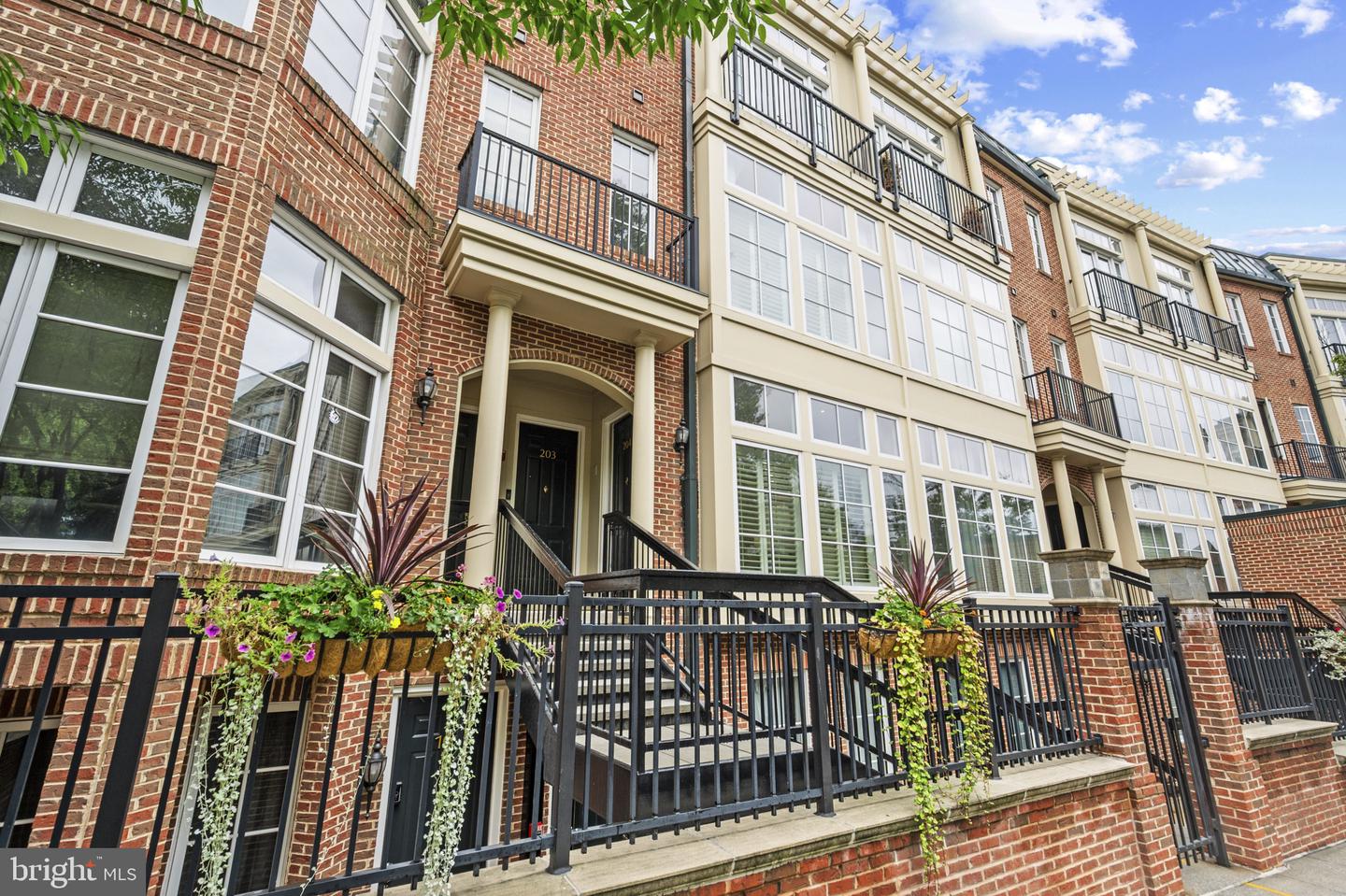 Washington, District of Columbia, 20009, United States, 2 Bedrooms Bedrooms, ,3 BathroomsBathrooms,Residential,For Sale,1950810