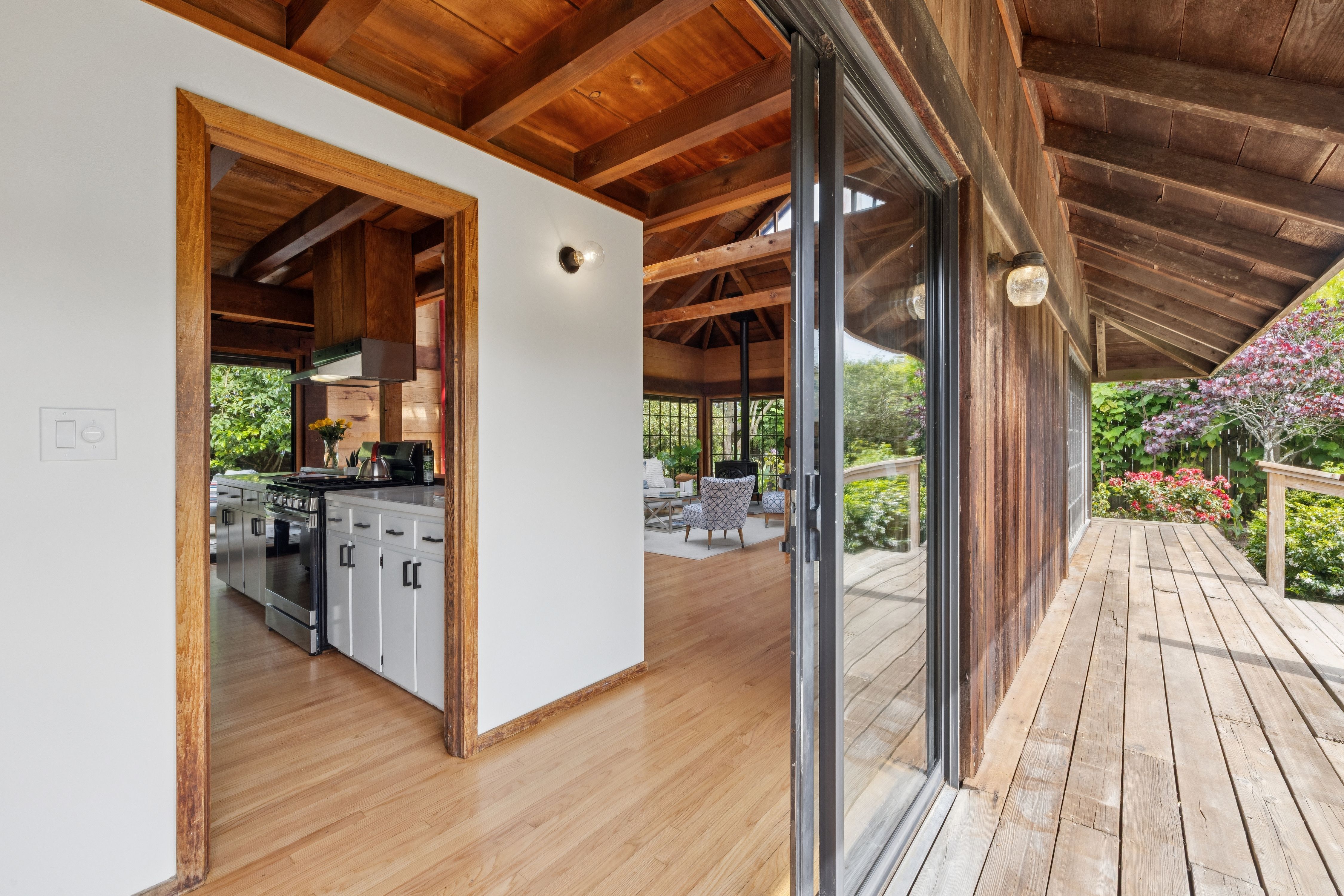  Redwood, Glass, and Companion Spaces - 物件實景
