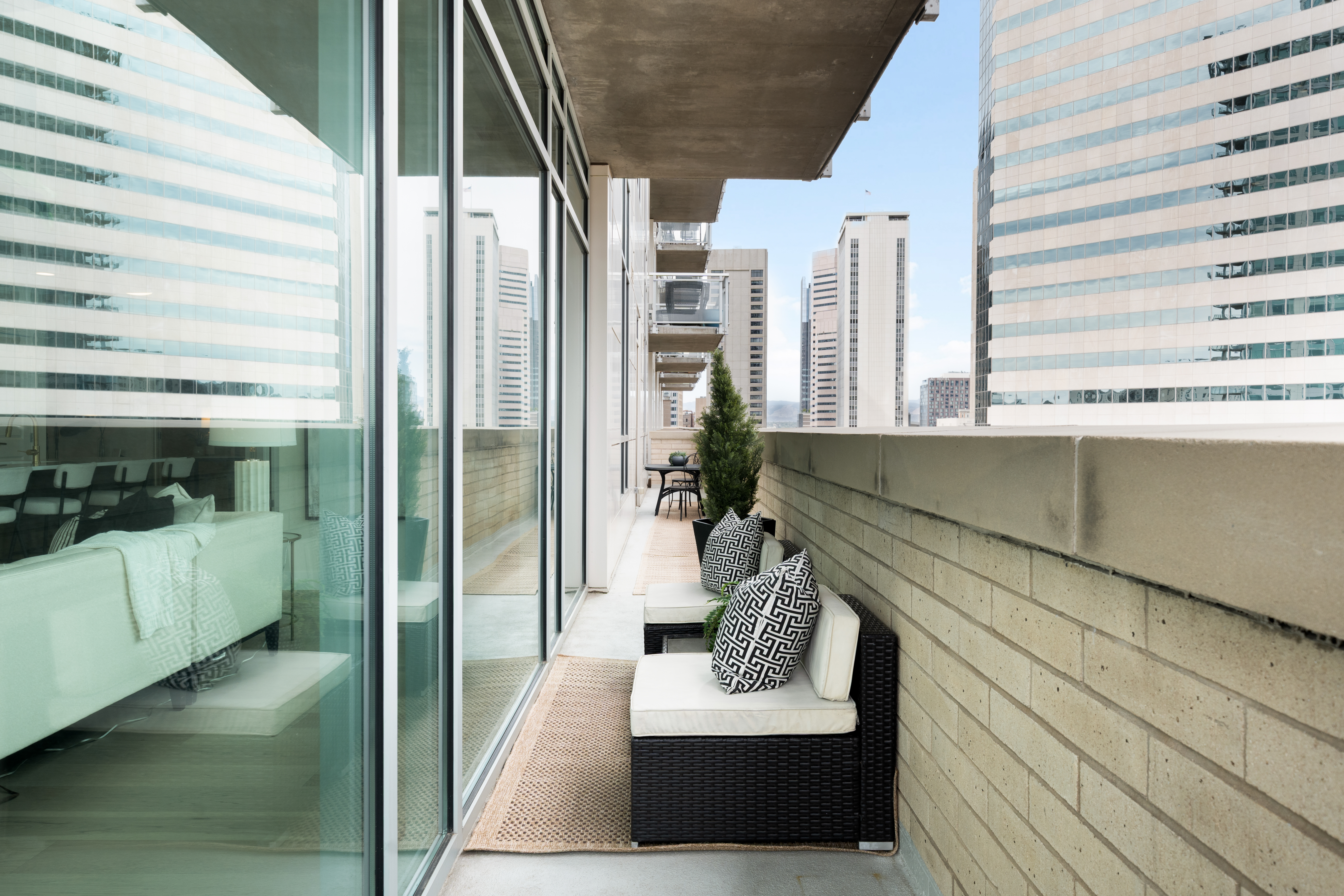  Arguably One of the Finest Condominium Opportunities Under $900,000 in Downtown - 物件實景