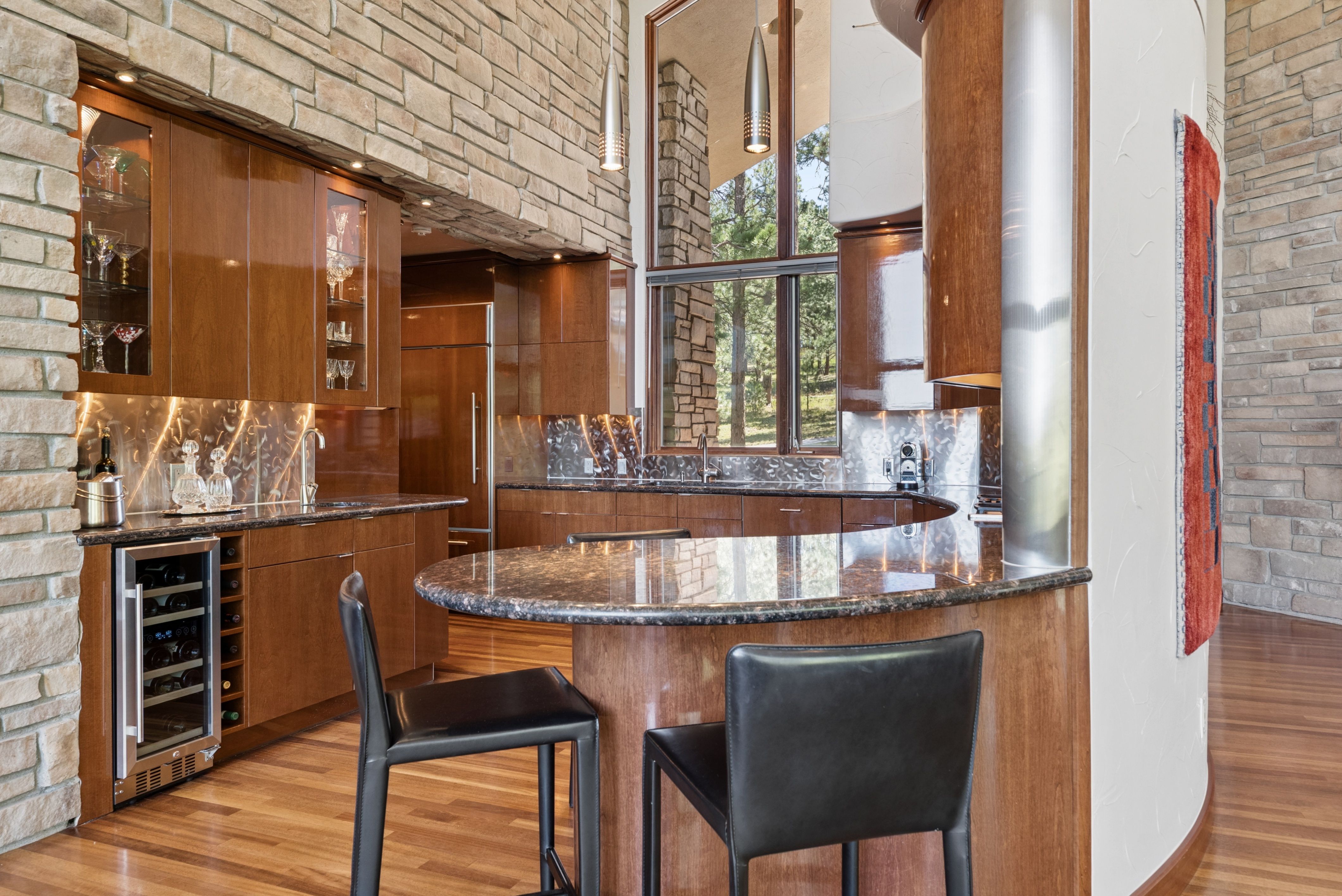  Custom Built on Over Five Acres - 物件實景