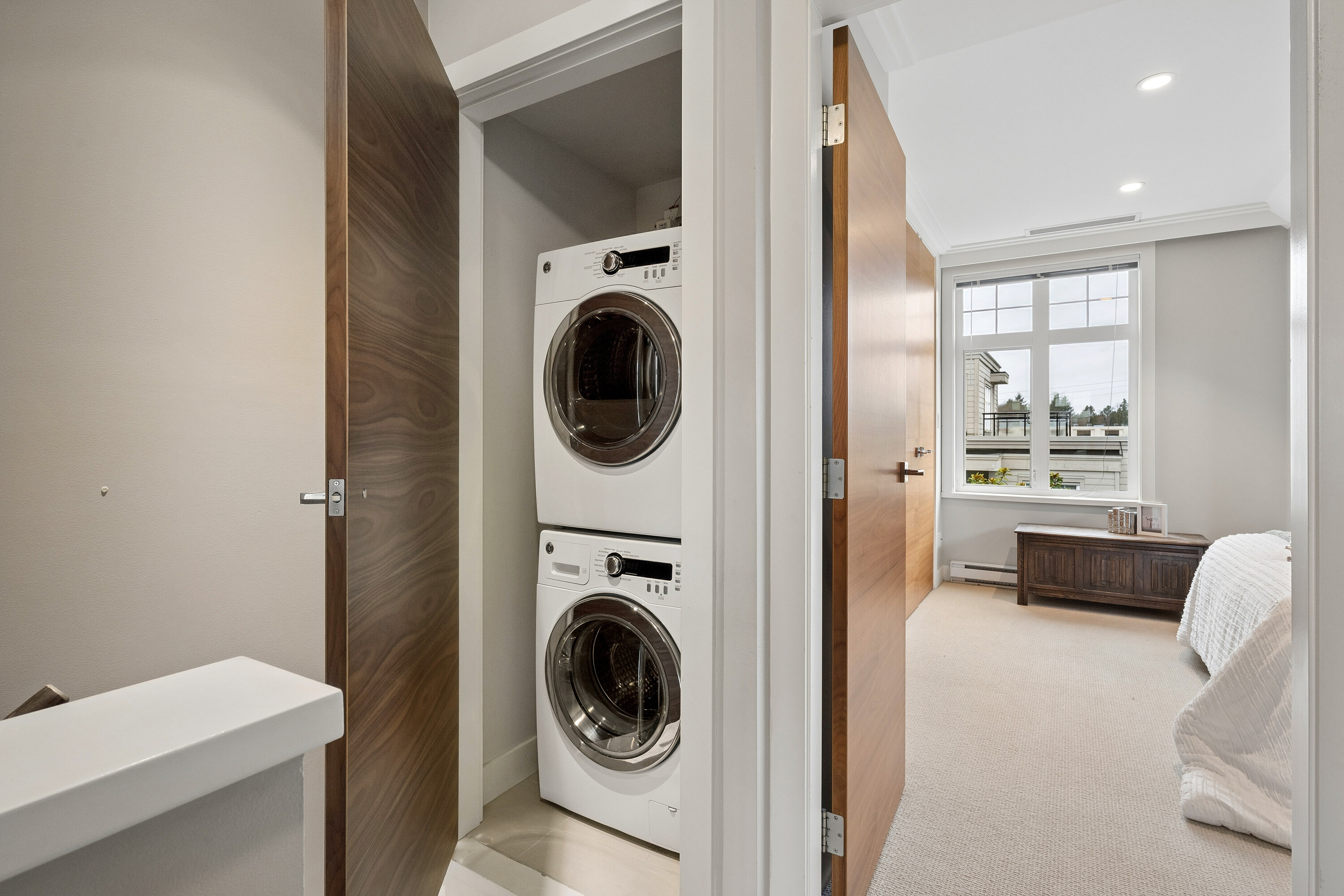  Elevated End-Unit Townhome - 物件實景